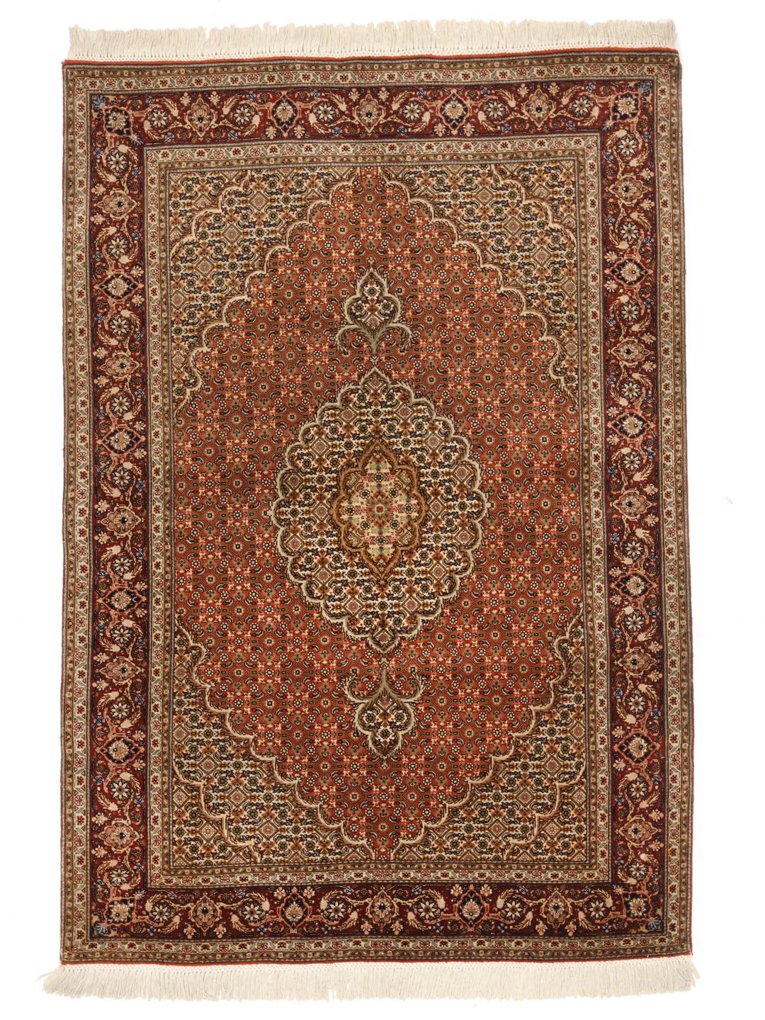 Ručno čvorani Tabriz tepih s tradicionalnim cvjetnim uzorkom medaljona u crvenim i bež tonovima