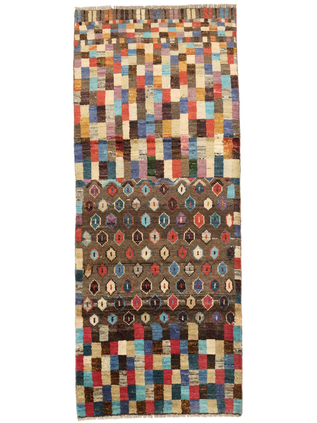 Un tapis de couloir vibrant du Moyen-Orient présentant un motif de blocs géométriques colorés et une section marron avec des motifs en losange.