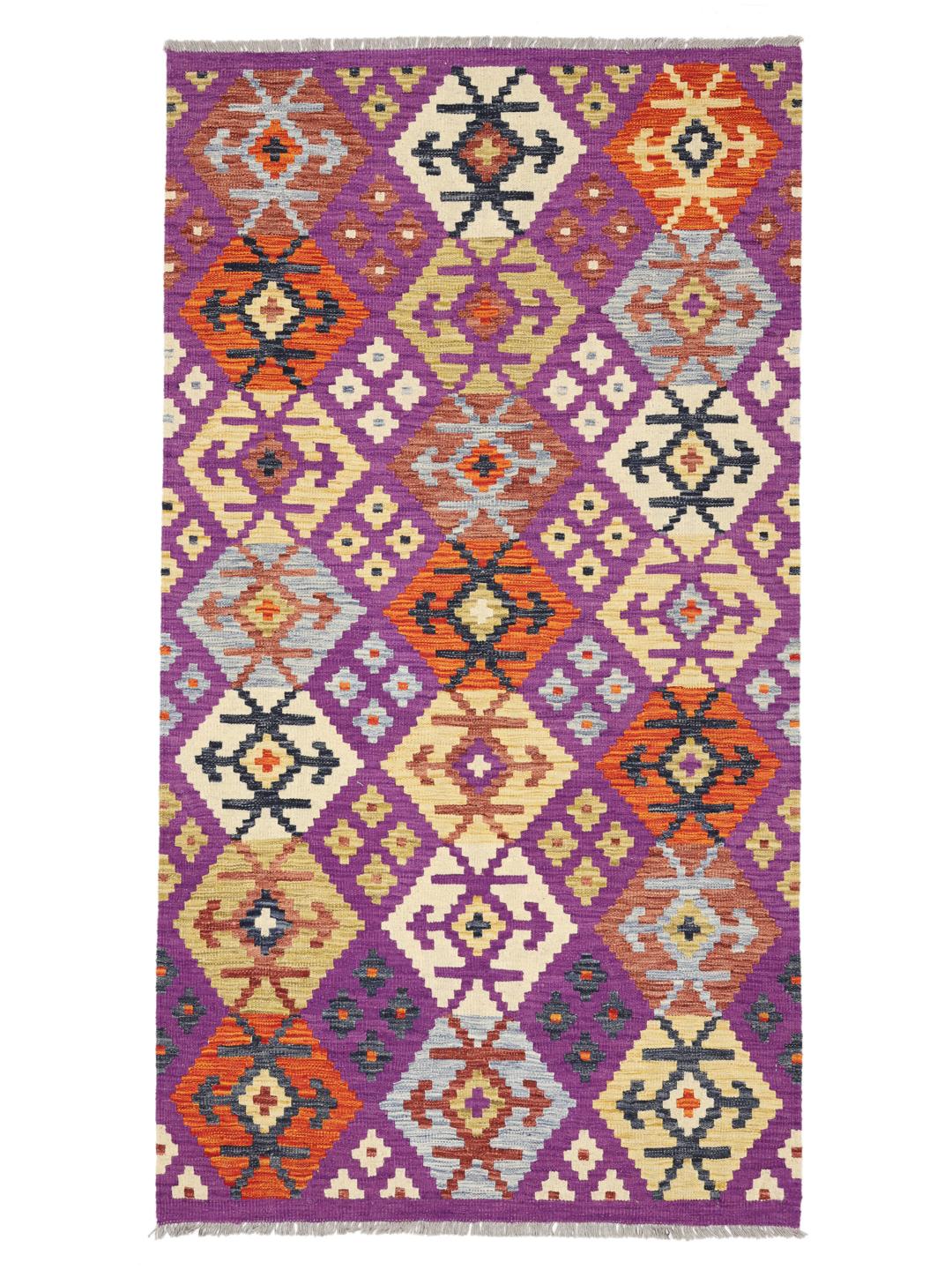 Et håndvævet Kelim-tæppe fra Afghanistan med en lilla bund og geometriske motiver.