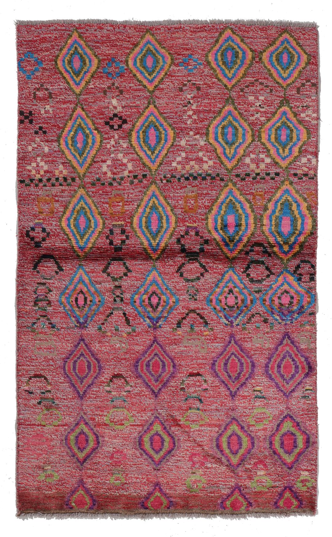 Handgeknoopt Berber-tapijt uit Afghanistan met een rood veld en kleurrijke ruitpatronen