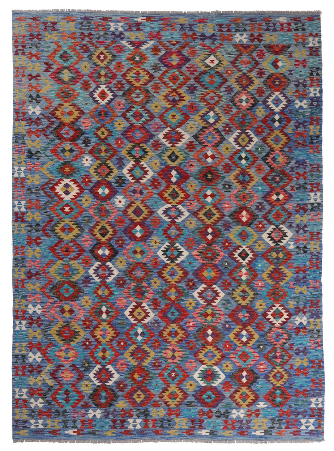 Een groot rechthoekig handgeweven Kelim-tapijt uit Afghanistan met een levendig, veelkleurig geometrisch patroon.