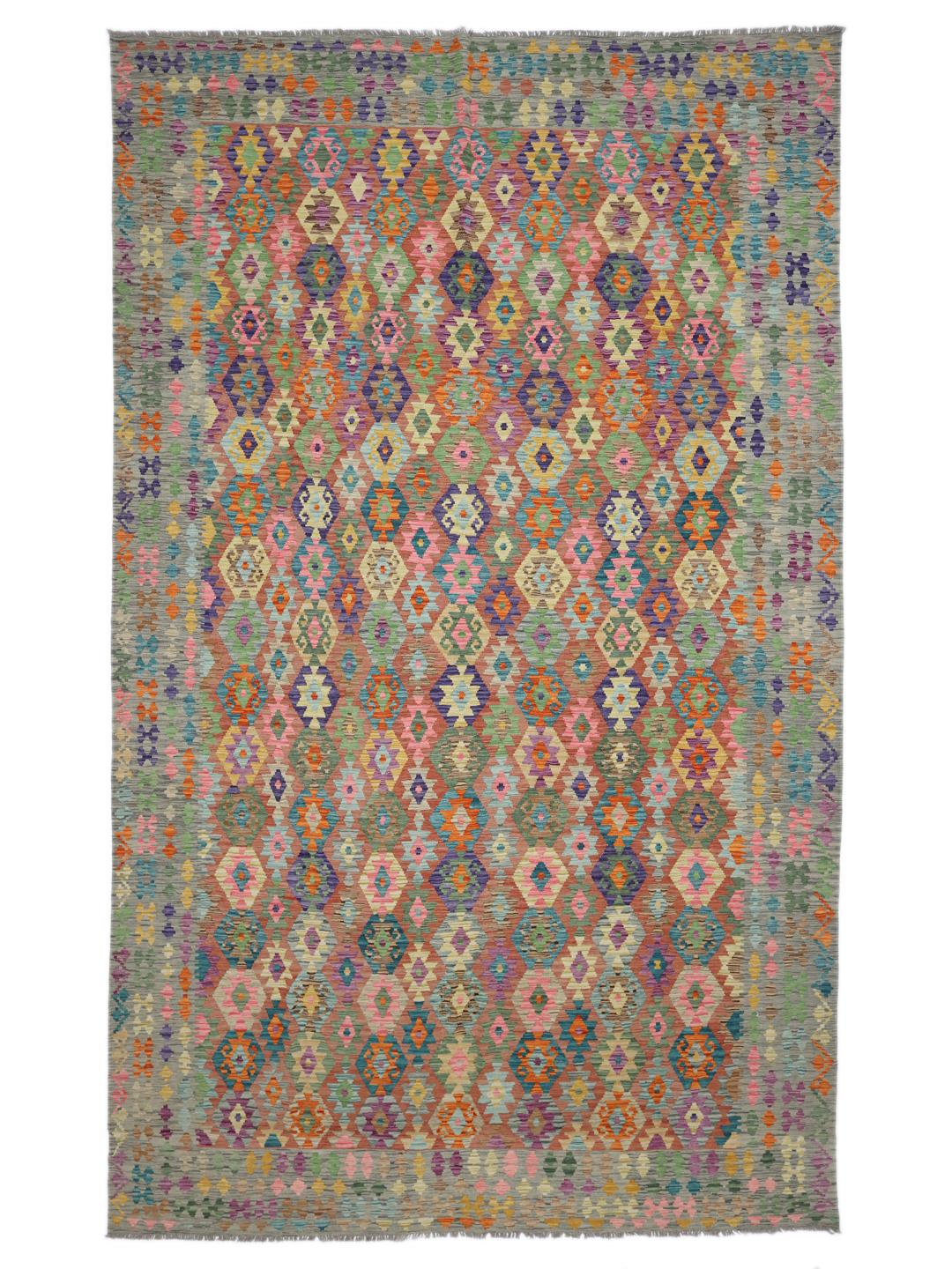 Een groot handgeweven Kelim Afghan Old Style tapijt met een levendig veelkleurig geometrisch patroon op een wollen basis.