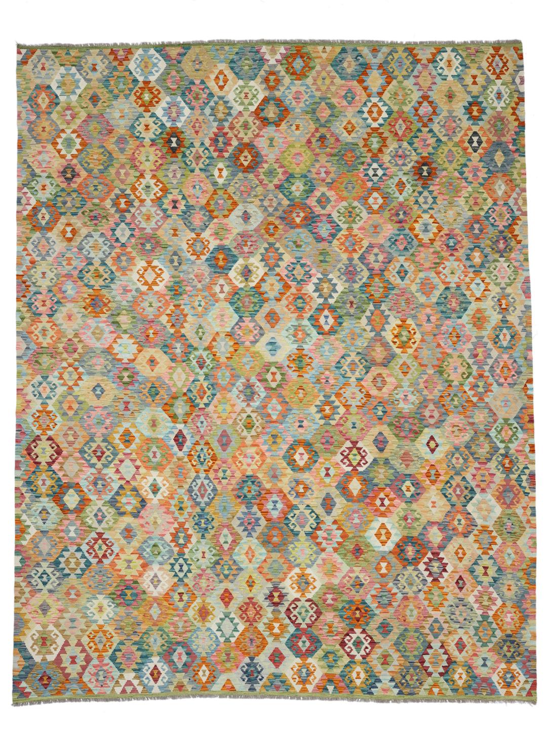 Håndvævet afghansk Kelim-tæppe med et farverigt geometrisk design.