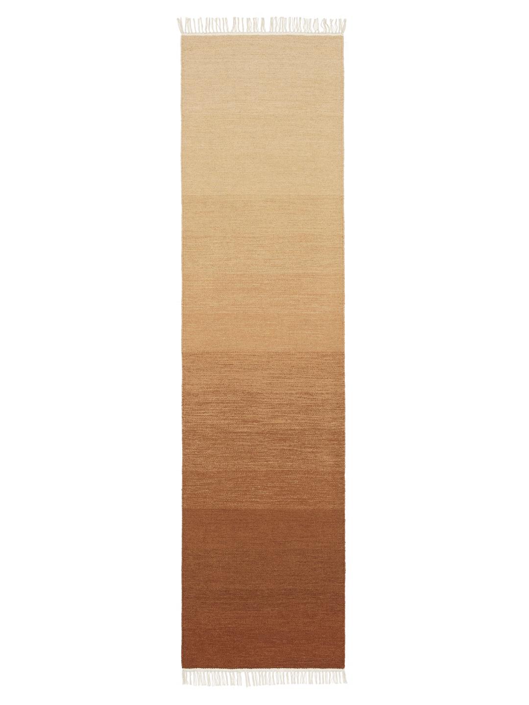 Handgeweven roestrood loper vloerkleed met een warm gradient ontwerp en franjes