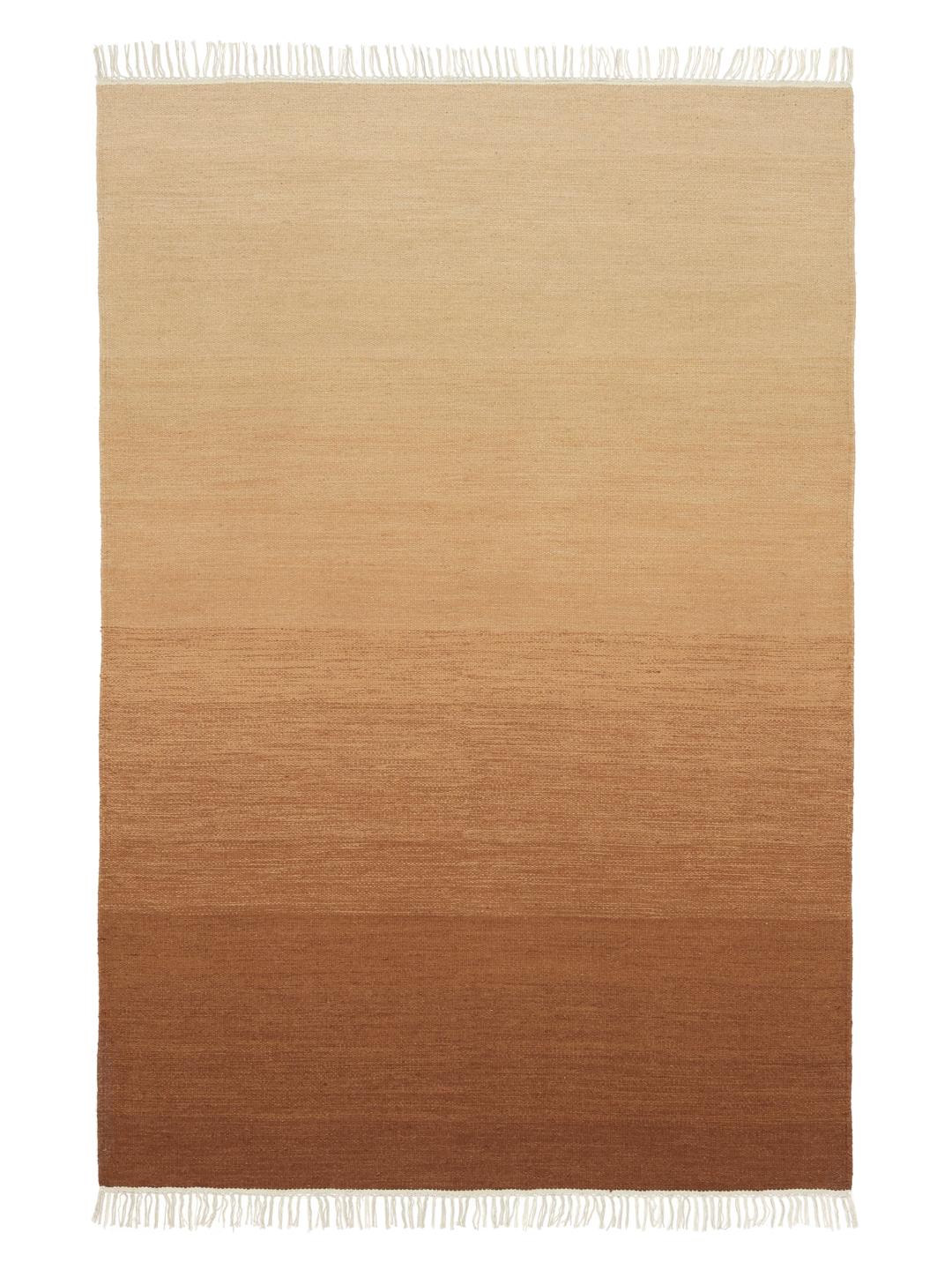 Handgeweven rood wollen vloerkleed met een warm ombre ontwerp en franjes