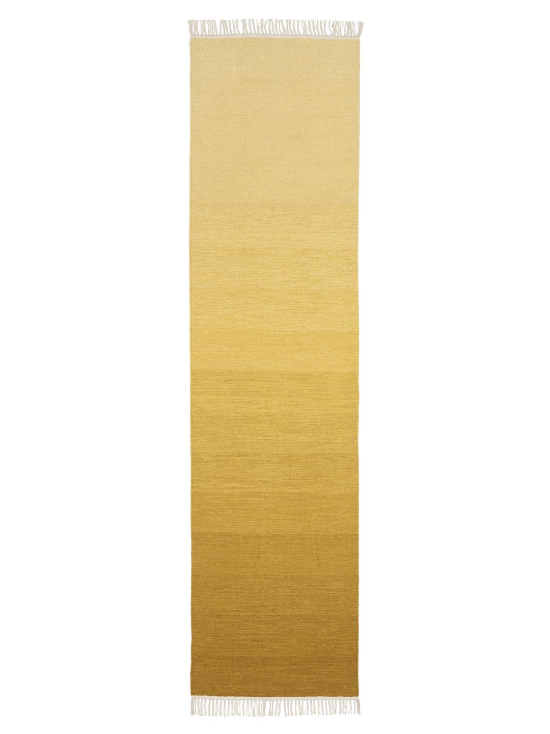 Handgeweven geel loper vloerkleed met een vloeiend kleurverloop en witte franjes