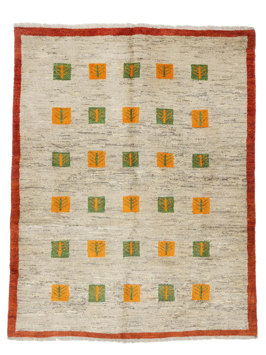 Handgeknoopt Gabbeh-tapijt uit het Midden-Oosten in beige, groen en oranje.