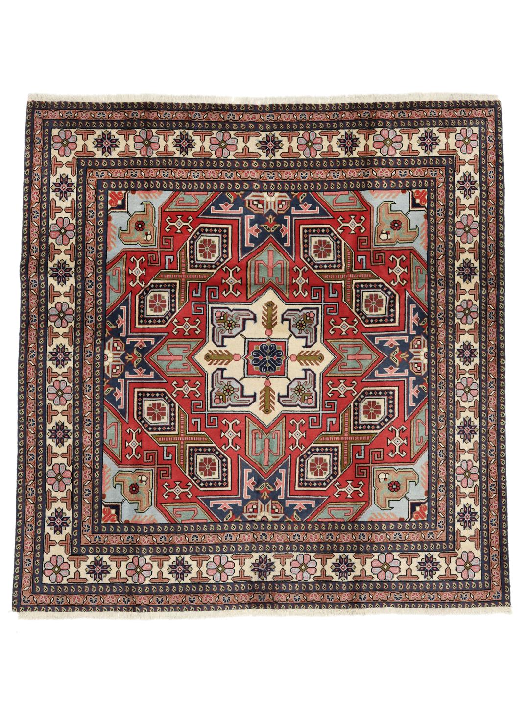 Un tapis Ardebil carré noué à la main présentant un médaillon géométrique traditionnel en laine multicolore.