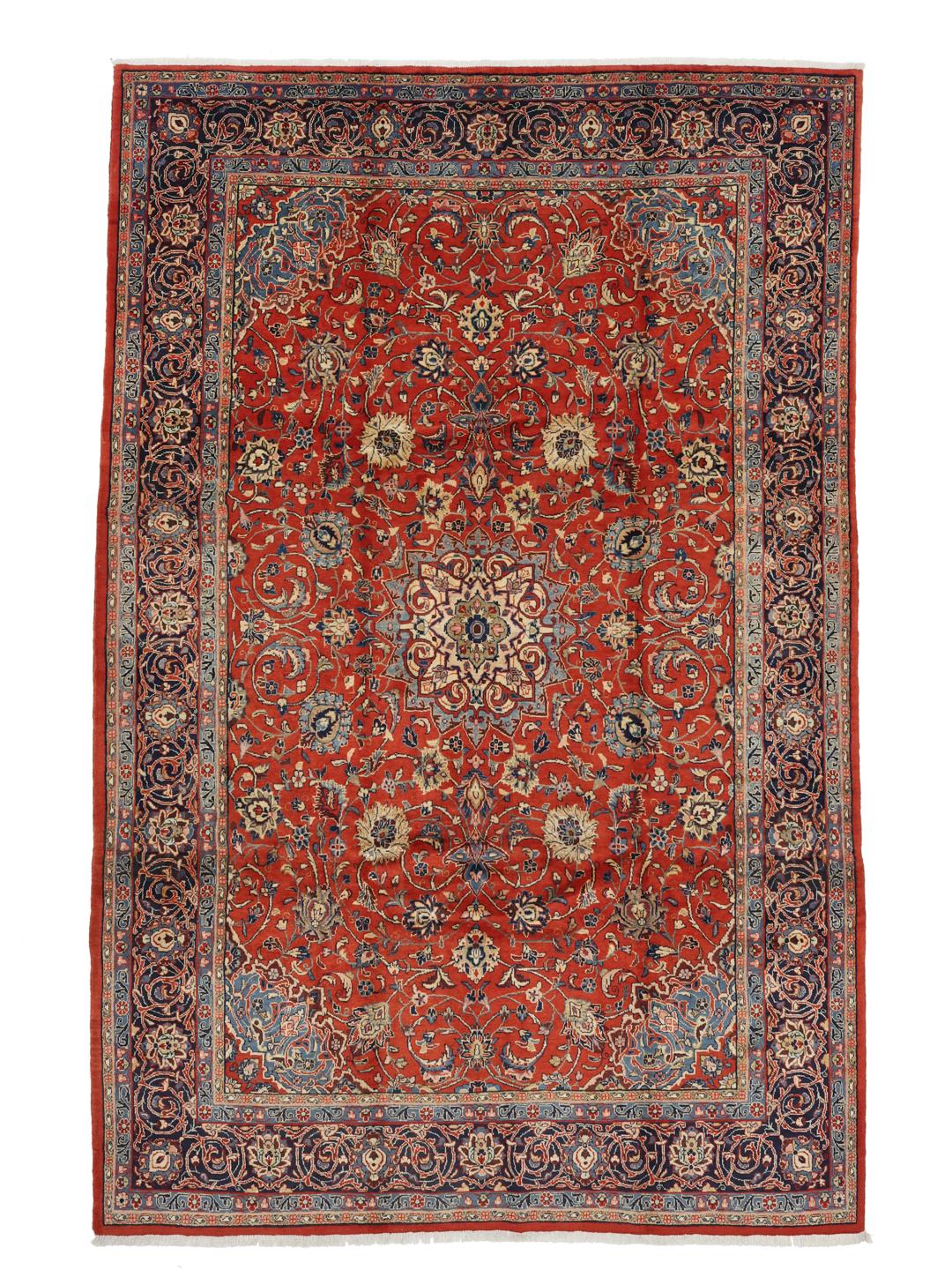 Een groot rechthoekig handgeknoopt Sarough-tapijt uit het Midden-Oosten met een rood en blauw bloemenpatroon.