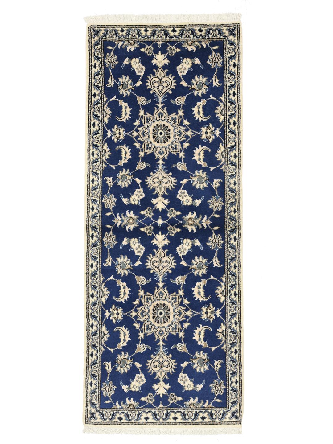 Håndknyttet Nain-løber med en dybblå bund og intrikat blomsterdesign.