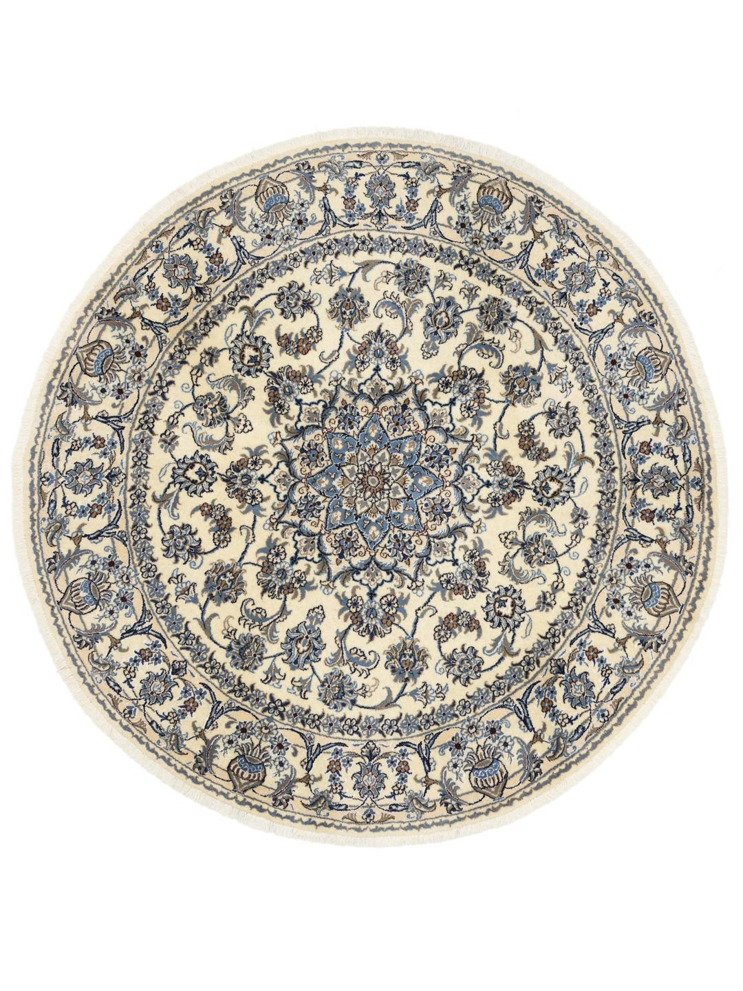 Een rond, handgeknoopt Nain tapijt met verfijnde bloemmotieven in blauw en beige.
