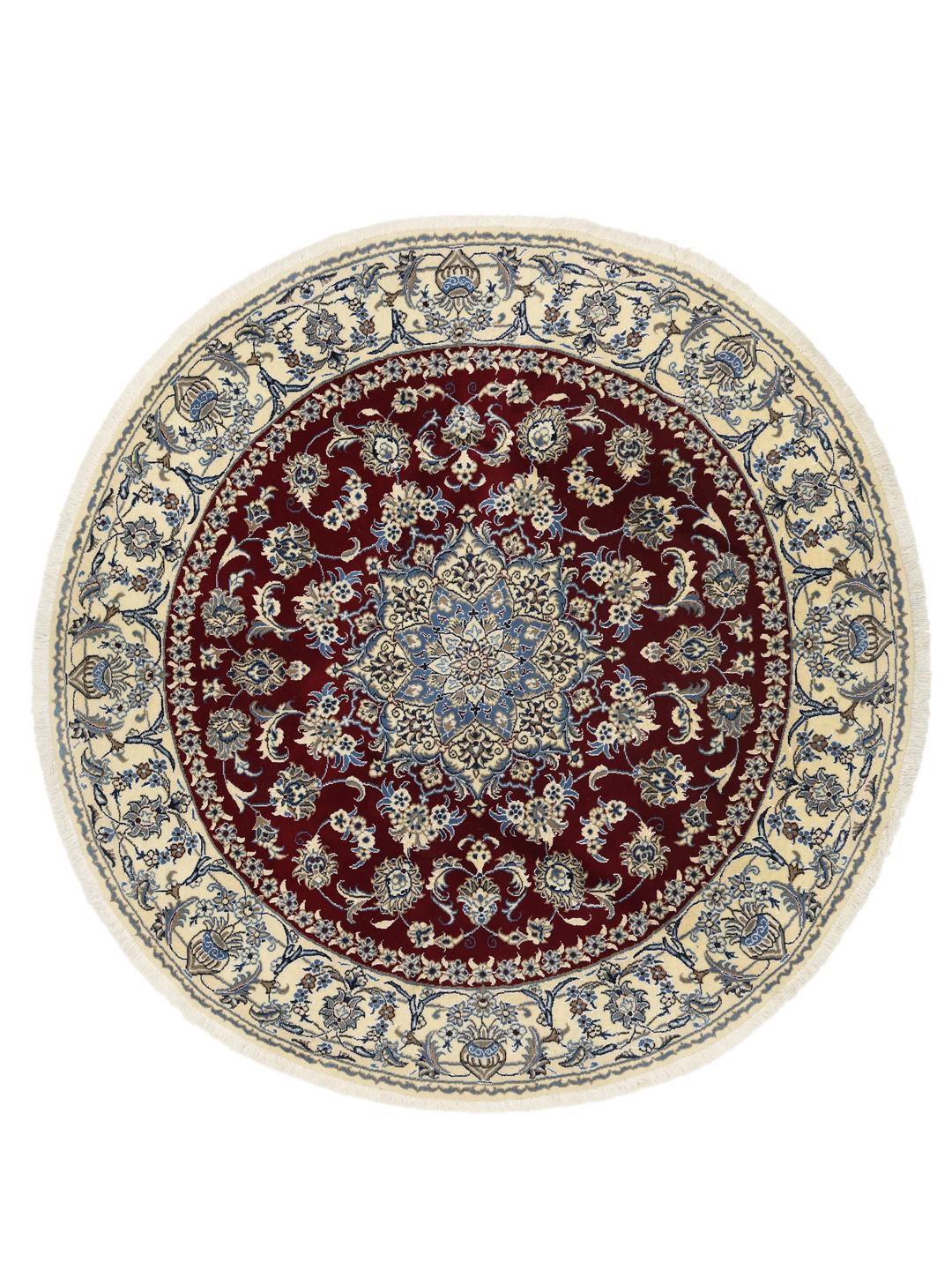 Een rond rood en crèmekleurig Nain-tapijt met een centraal bloemmedaillon, handgemaakt in het Midden-Oosten.
