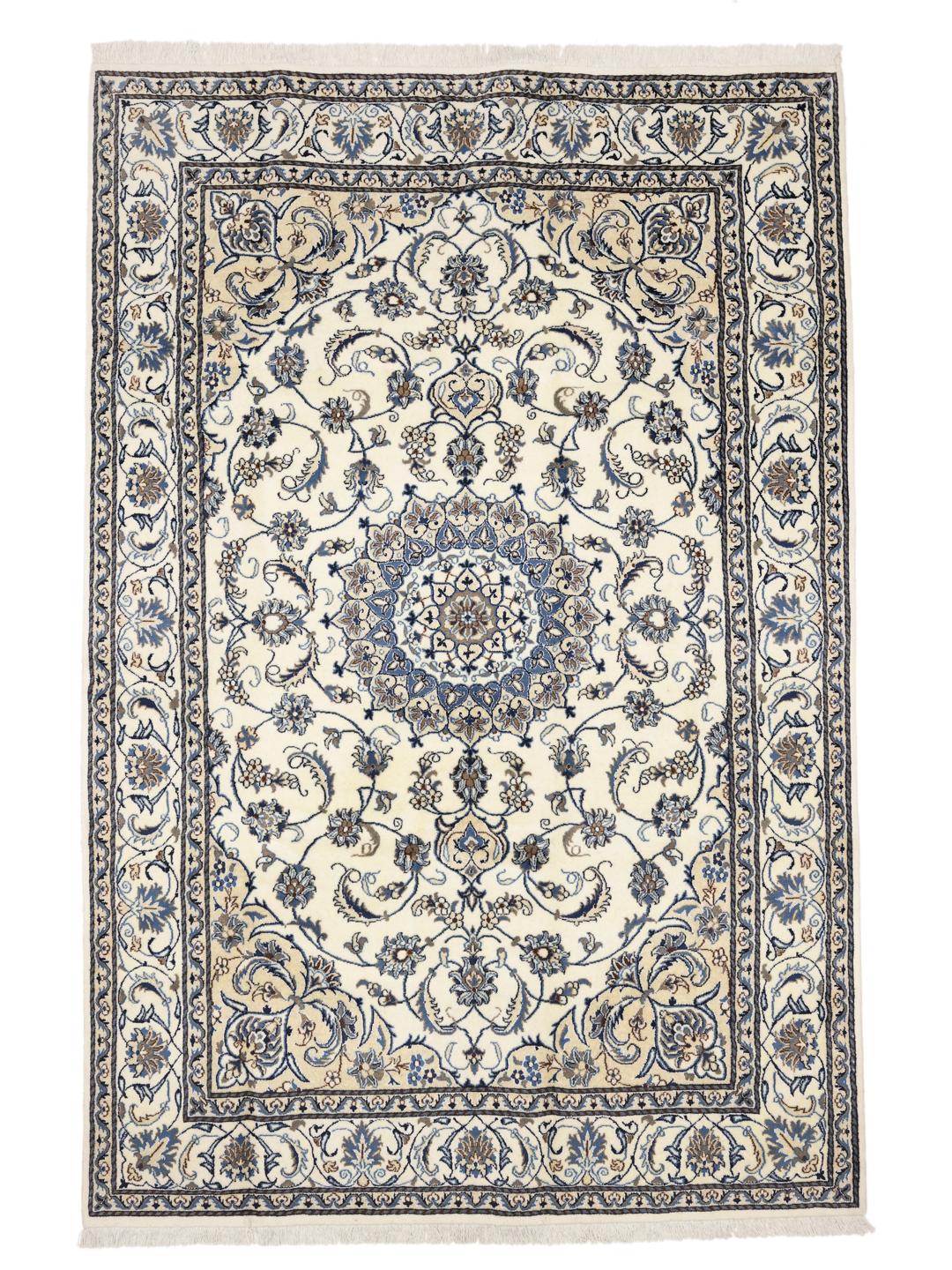 Tapis Nain authentique noué à la main provenant du Moyen-Orient dans des tons beige et bleu.