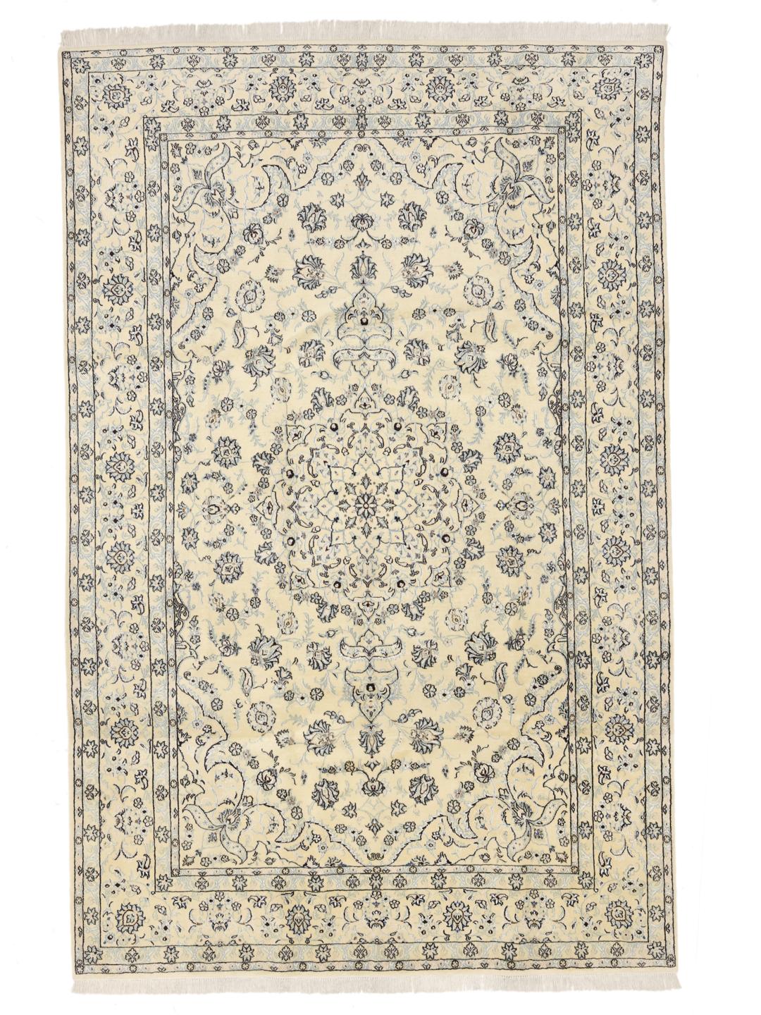 Un magnifique tapis Nain Fine 9La noué à la main, originaire du Moyen-Orient, dans des tons beige et bleu.