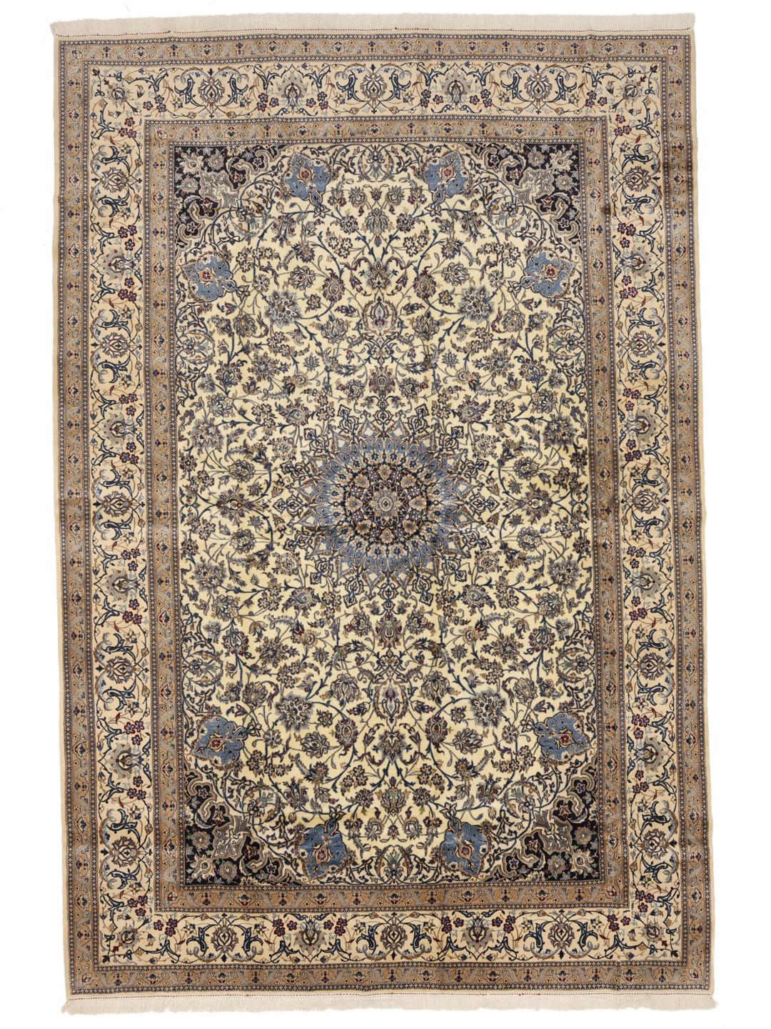 Tapis Nain Fine 9La noué à la main originaire du Moyen-Orient avec un motif floral beige et bleu.