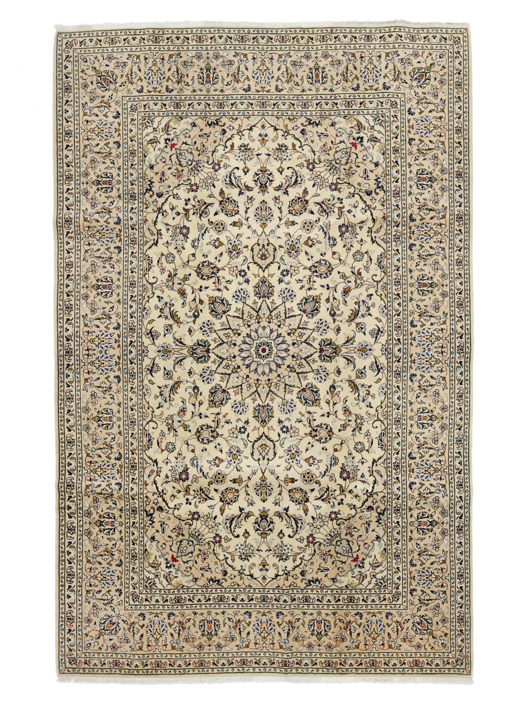 Een handgeknoopt Keshan-tapijt uit het Midden-Oosten met een bloemmedaillon op een beige achtergrond.