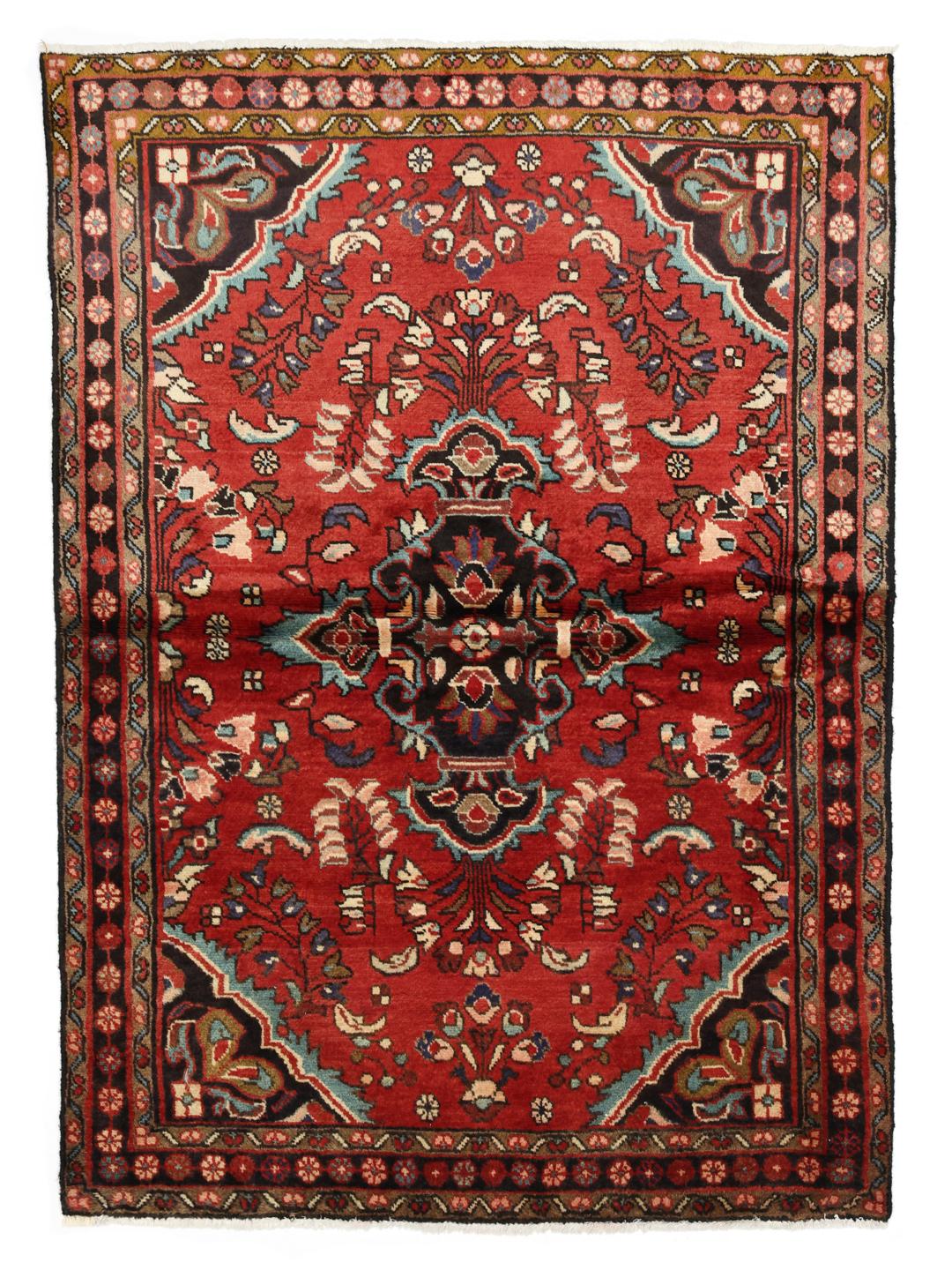 Een handgeknoopt Lillian-tapijt uit het Midden-Oosten met een rood veld en traditionele patronen.