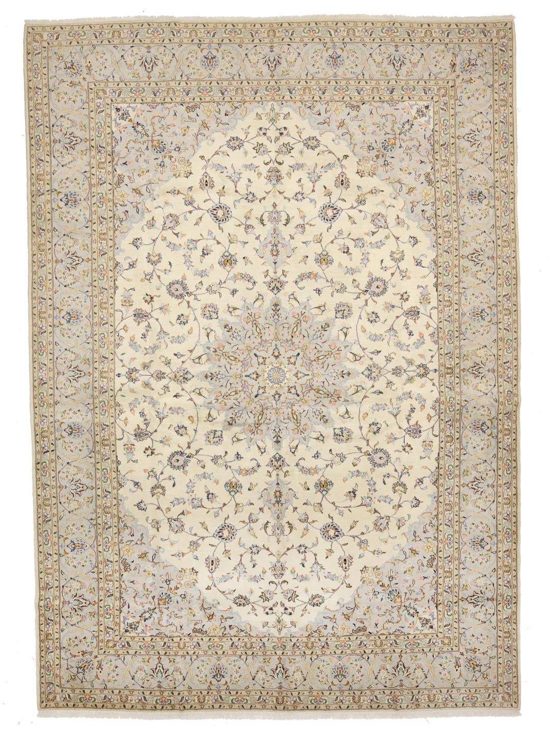 Handgeknoopt Keshan-tapijt uit het Midden-Oosten met een bloemmedaillon op een beige achtergrond.