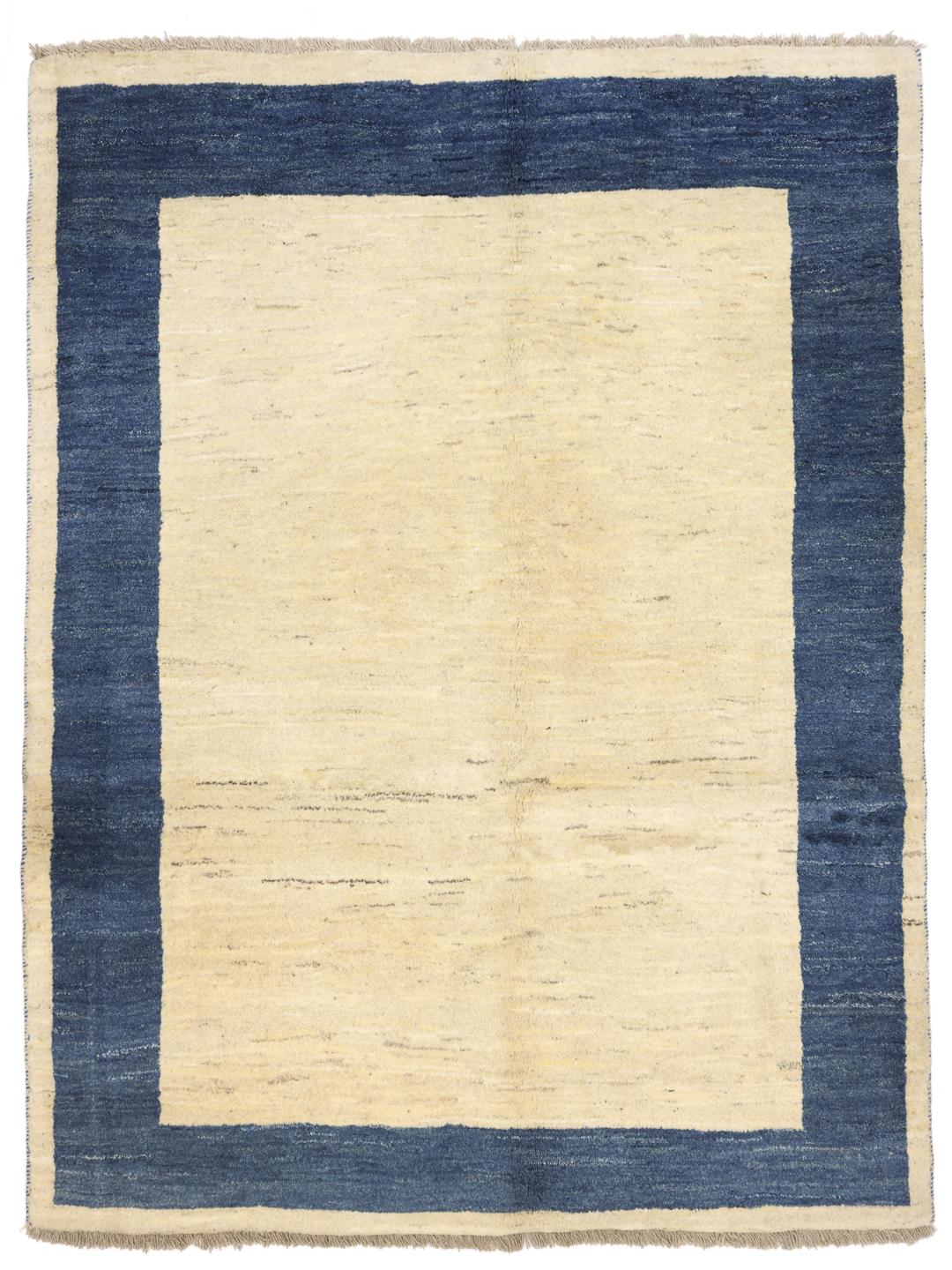 Tapis Gabbeh noué à la main venant du Moyen-Orient avec un champ beige et une bordure bleu foncé.