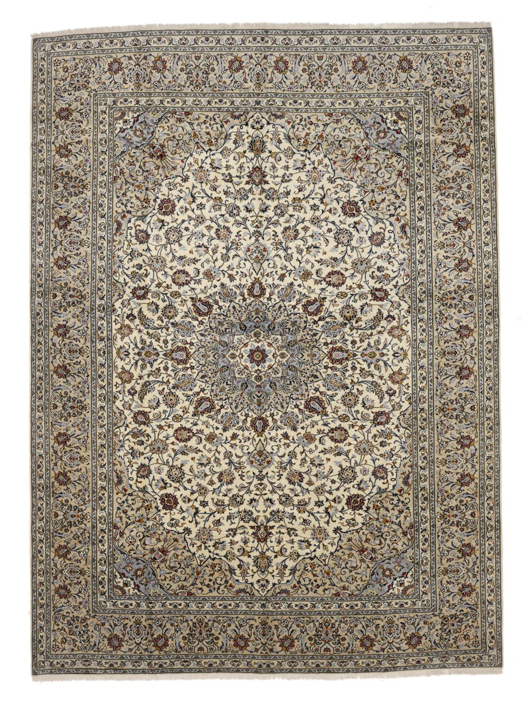 Een handgeknoopt Keshan-tapijt uit het Midden-Oosten in beige tinten met bloemmotieven.