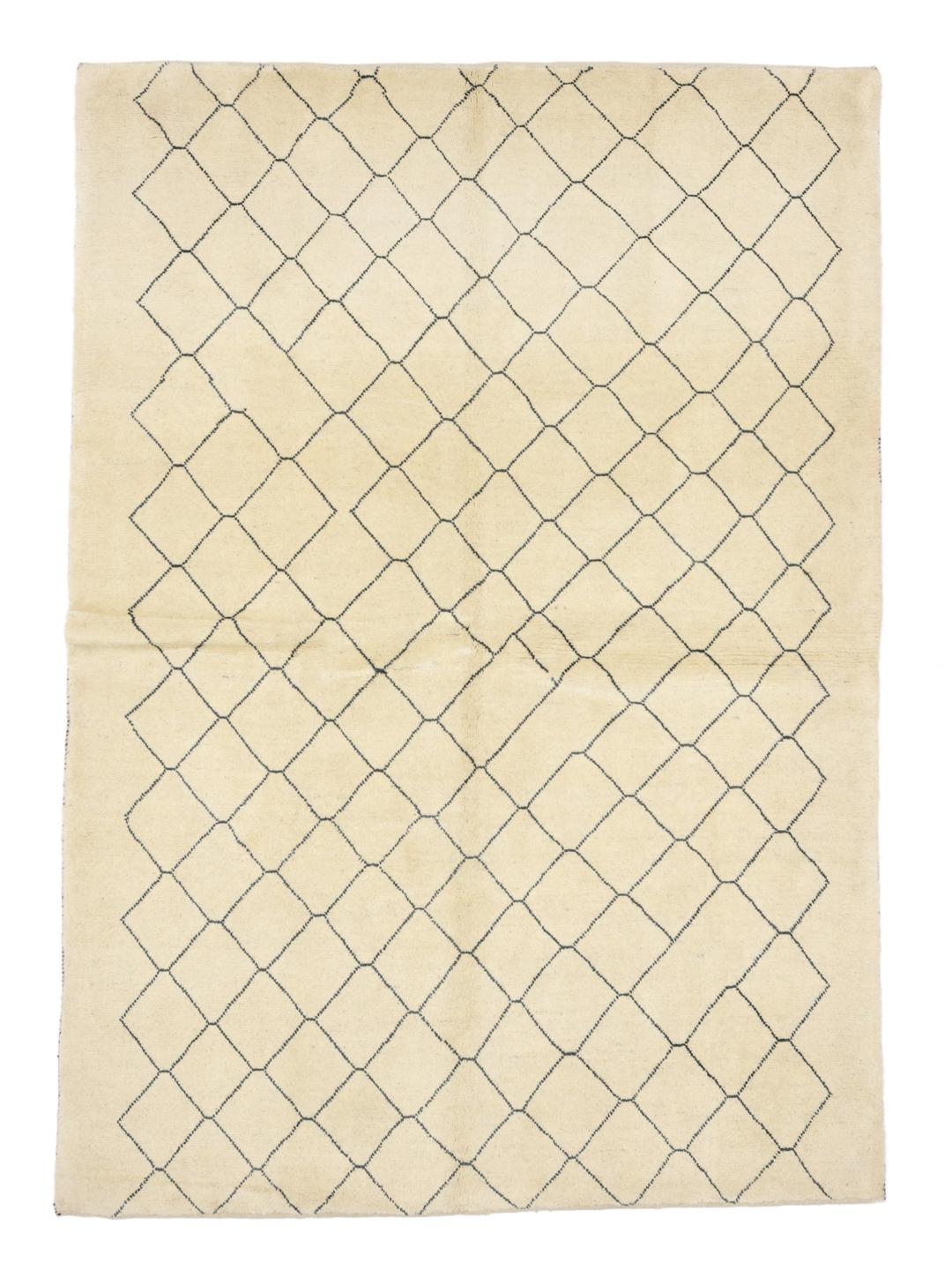 Met de hand geknoopt Marokkaans Berber tapijt met een geometrisch ruitpatroon in beige en zwart.