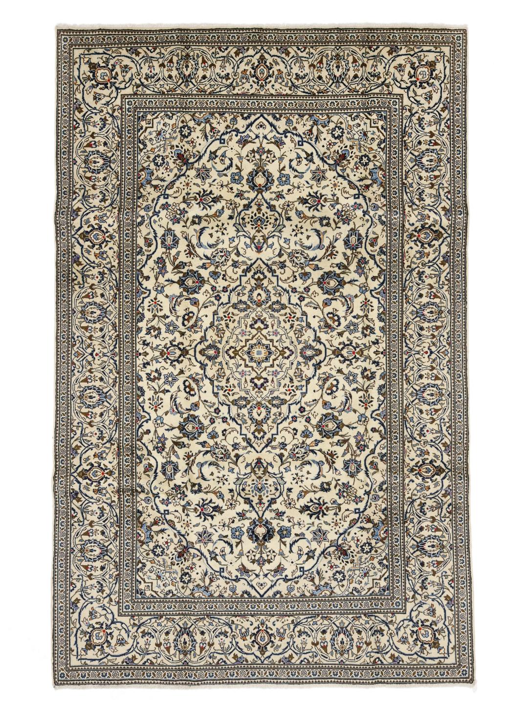 Handgeknoopt Keshan-tapijt uit het Midden-Oosten met een bloemmotief en medaillon op een beige achtergrond