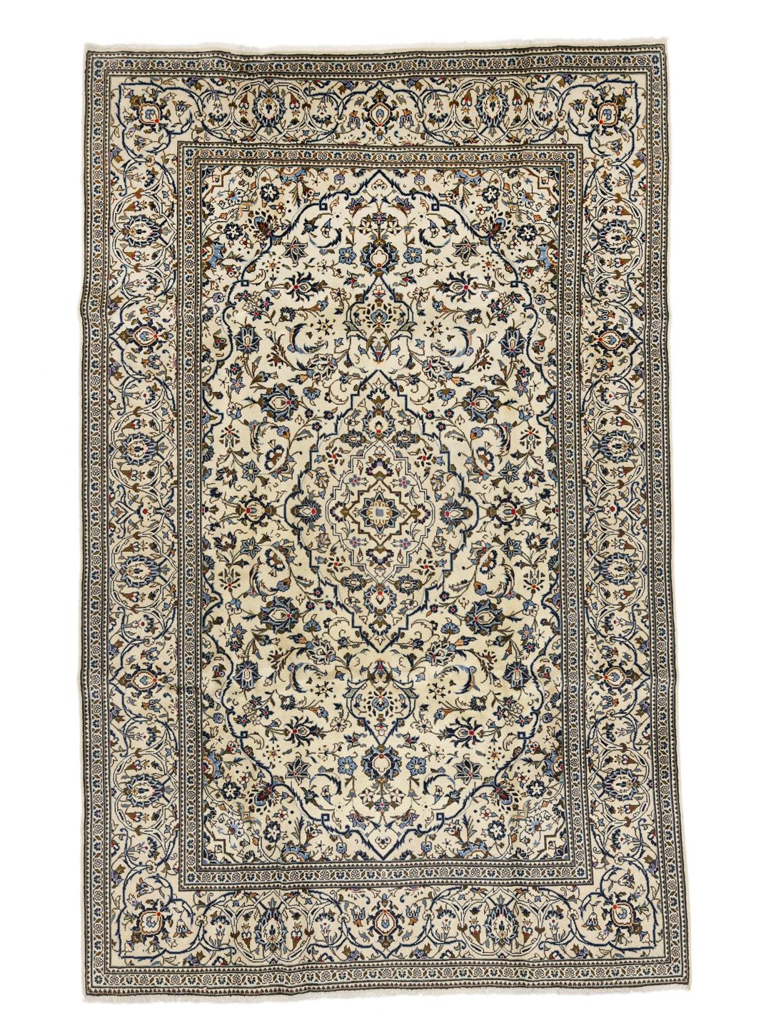 Handgeknoopt Keshan-tapijt met een klassiek bloemig medaillondesign in beige en blauw uit het Midden-Oosten