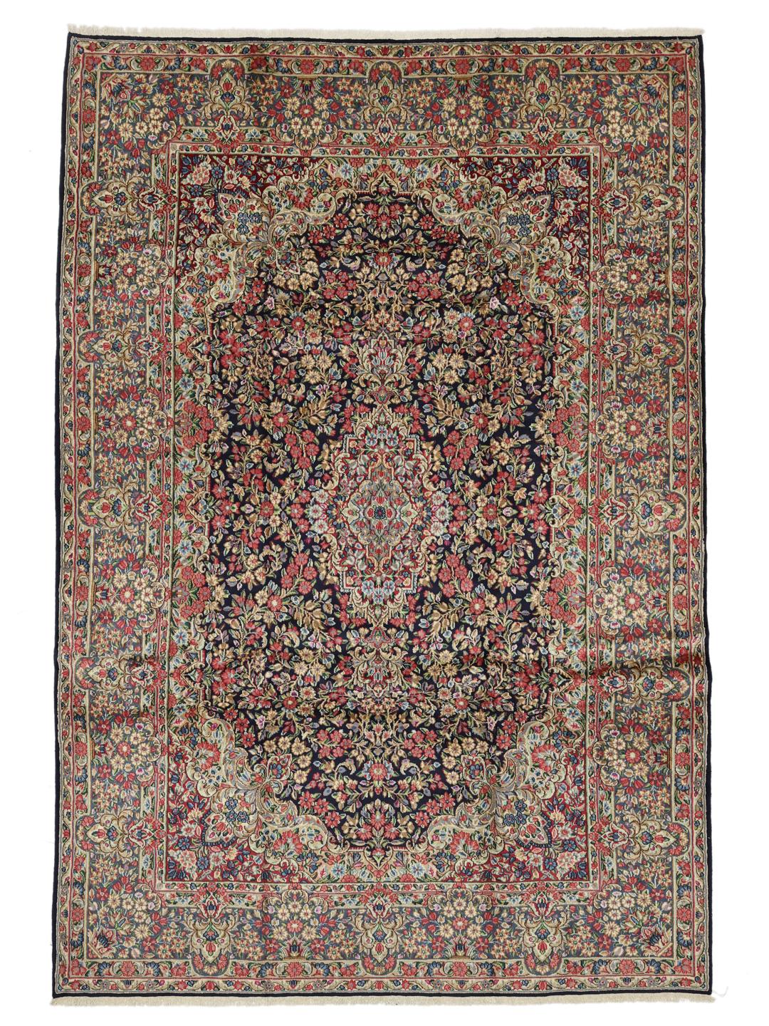 Tapis Kerman noué à la main provenant du Moyen-Orient, présentant un champ floral bleu foncé