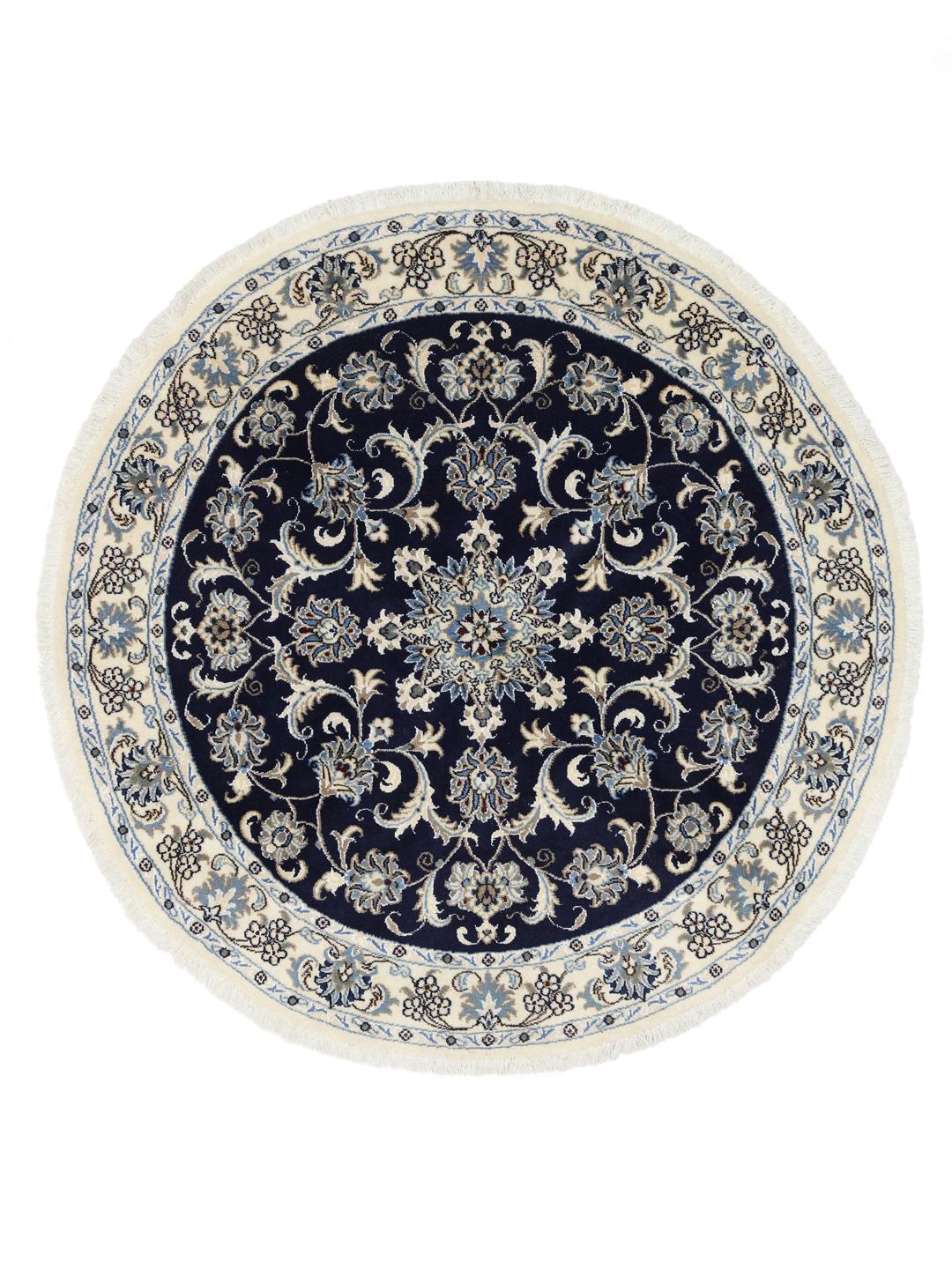 Een prachtig rond handgeknoopt Nain-tapijt uit het Midden-Oosten met bloemmotieven in donkerblauw en beige.