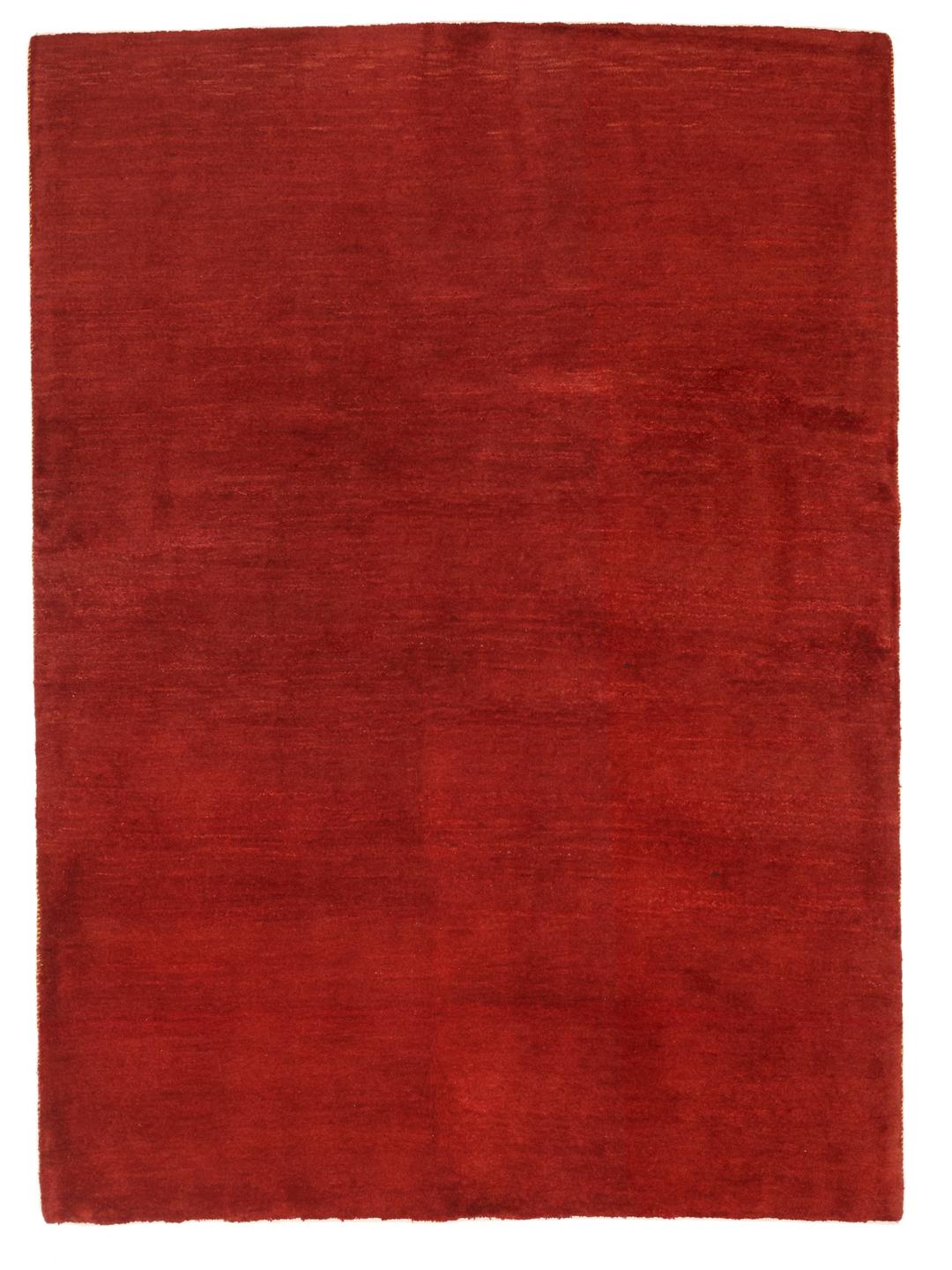 Un tapis Gabbeh rouge foncé vibrant venant du Moyen-Orient avec un velours de laine doux.