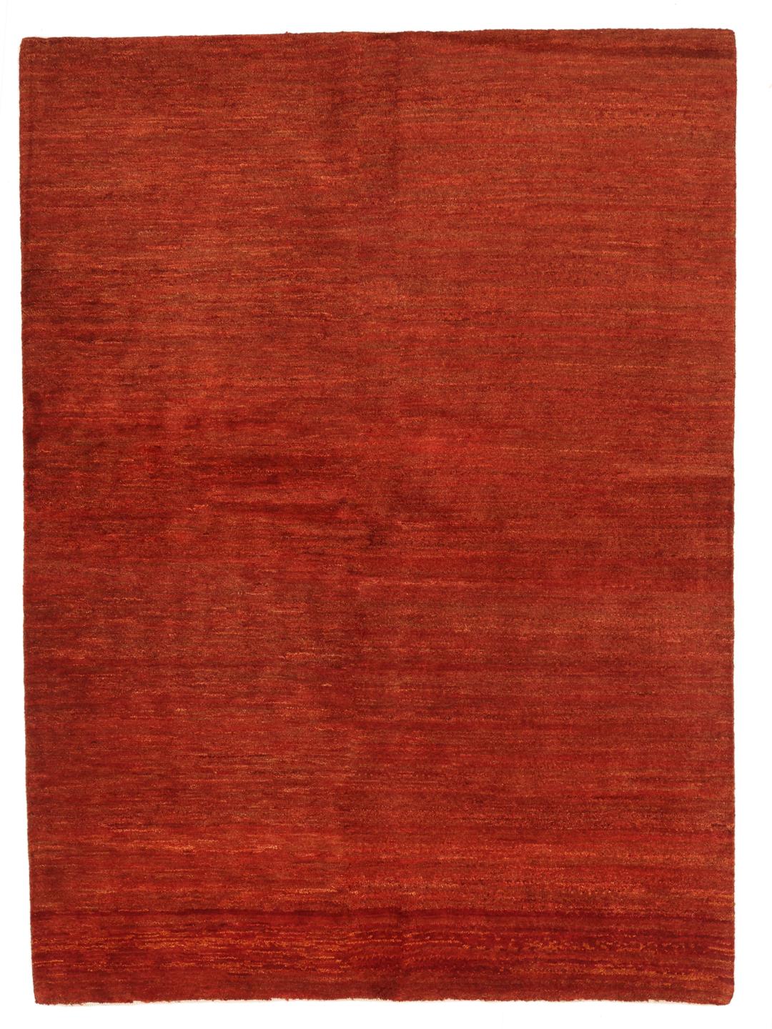 Un tapis Gabbeh noué à la main provenant du Moyen-Orient dans une riche couleur rouge foncé.