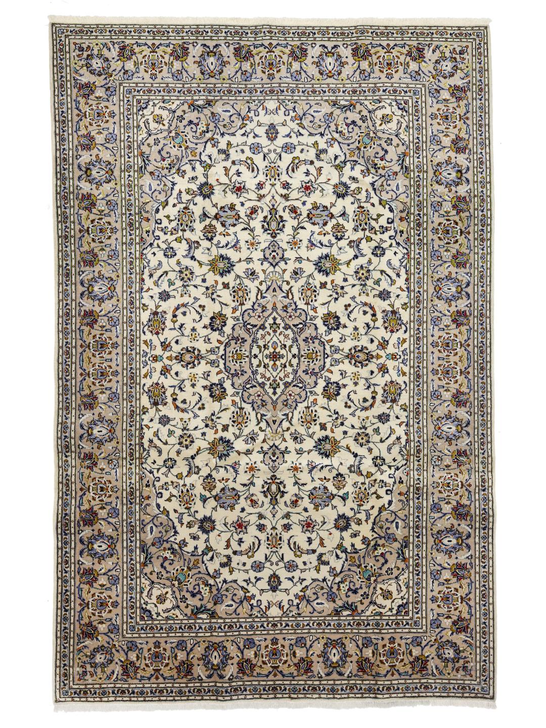 Een handgeknoopt Keshan-tapijt uit het Midden-Oosten met een beige achtergrond en bloemmotieven