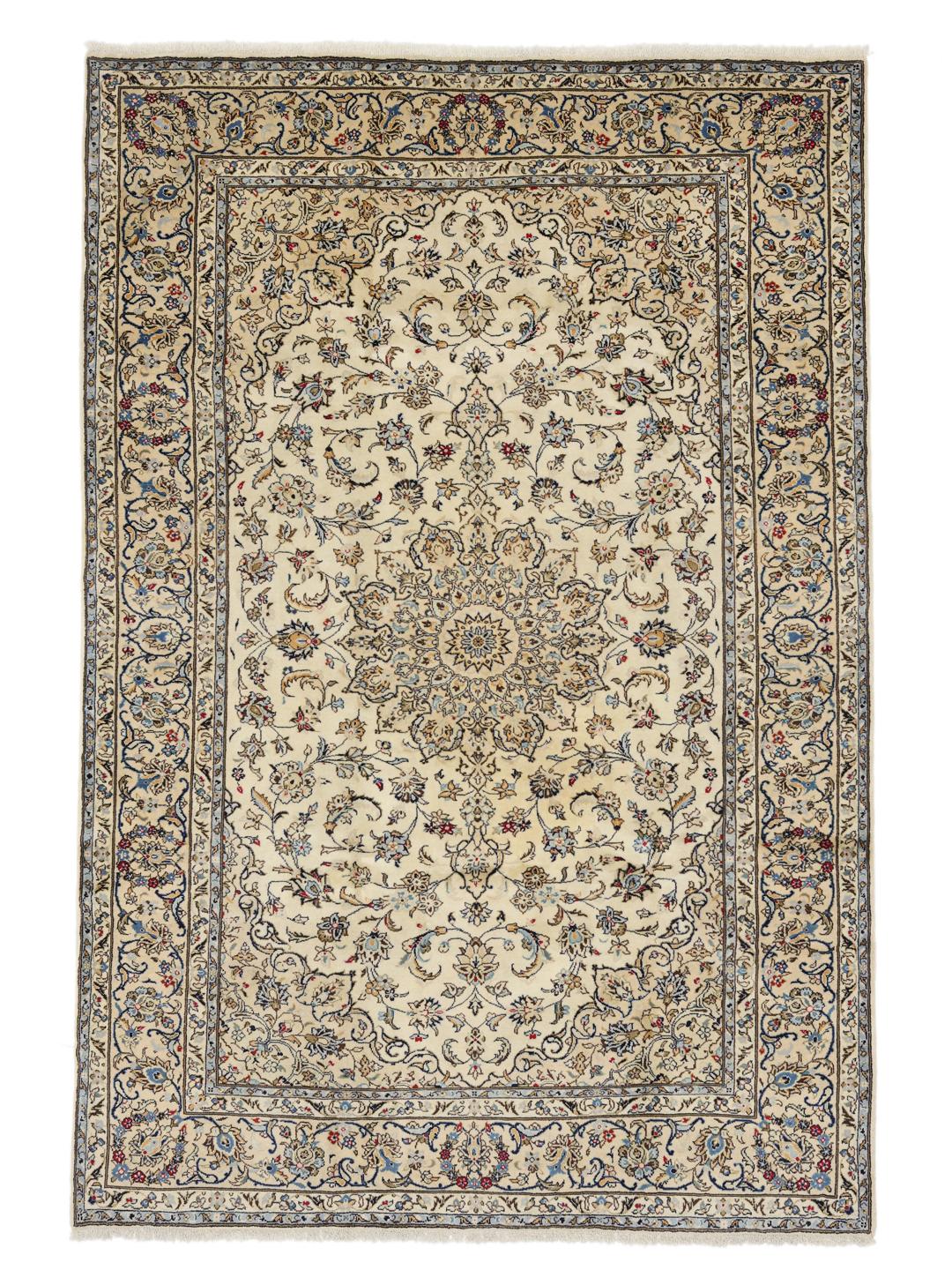 Handgeknoopt Keshan-tapijt uit het Midden-Oosten met een beige achtergrond en bloemmotieven