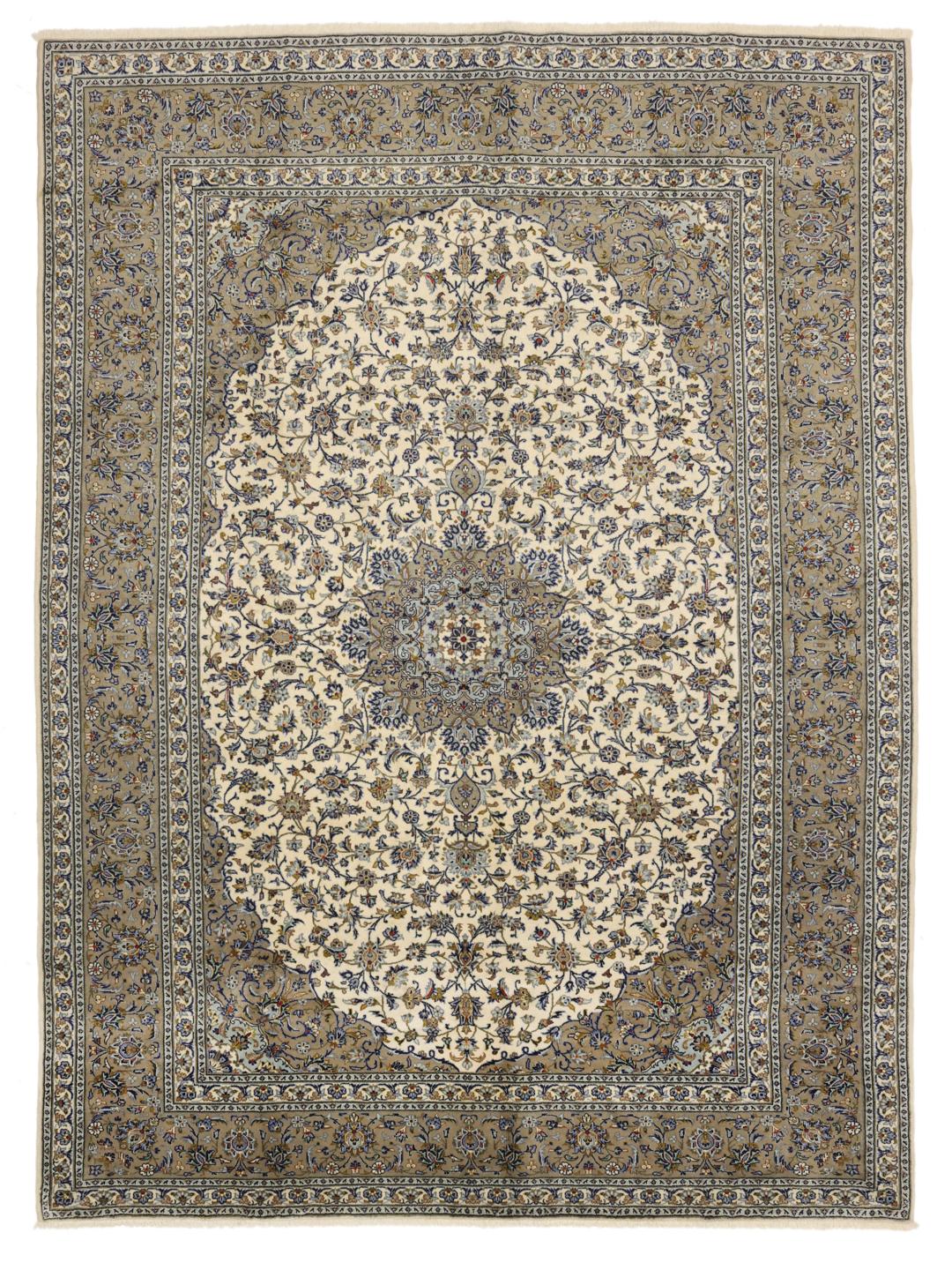Een groot rechthoekig, met de hand geknoopt Keshan-tapijt uit het Midden-Oosten met een centraal bloemmedaillon op een beige achtergrond.