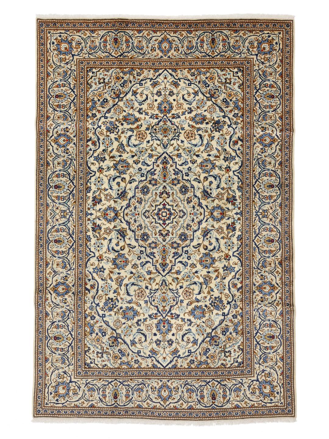 Een handgeknoopt Keshan tapijt uit het Midden-Oosten met een beige veld en blauwe bloemenmedaillonpatronen.