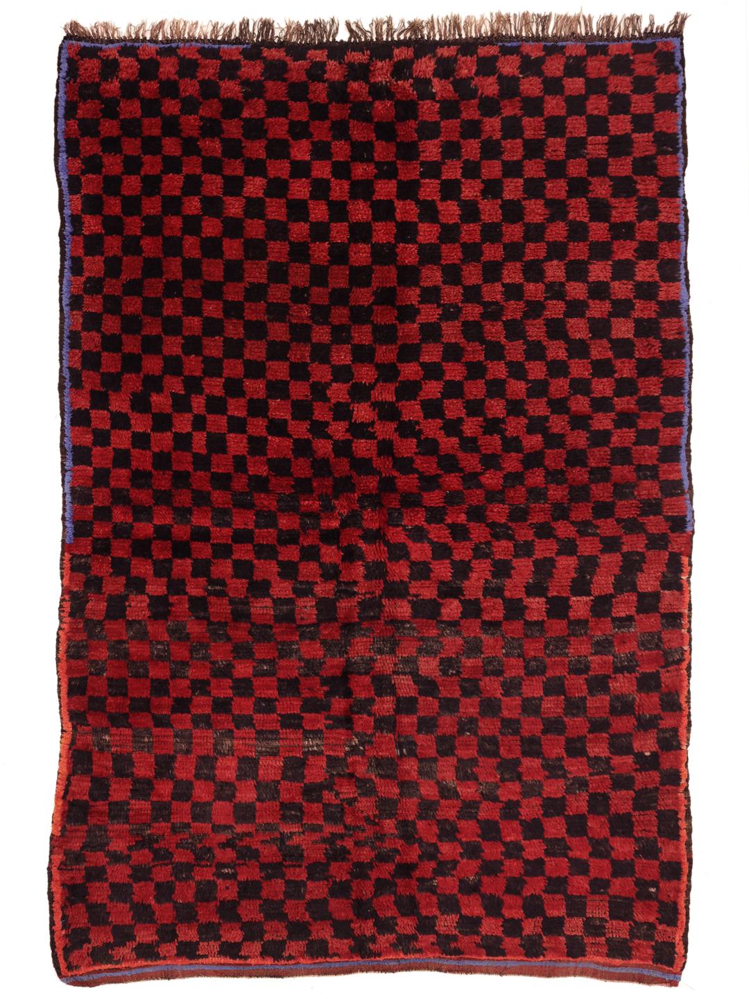 Vintage Marokkaans Berber tapijt met een rood en zwart schaakbordpatroon