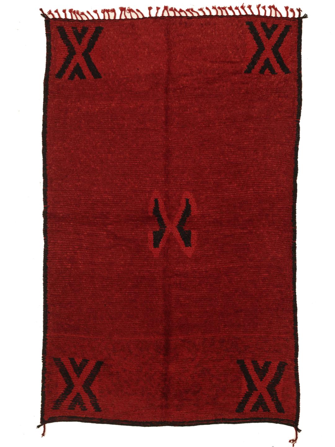 Handgeknoopt vintage Marokkaans Berber tapijt met een dieprood veld en zwarte geometrische motieven.