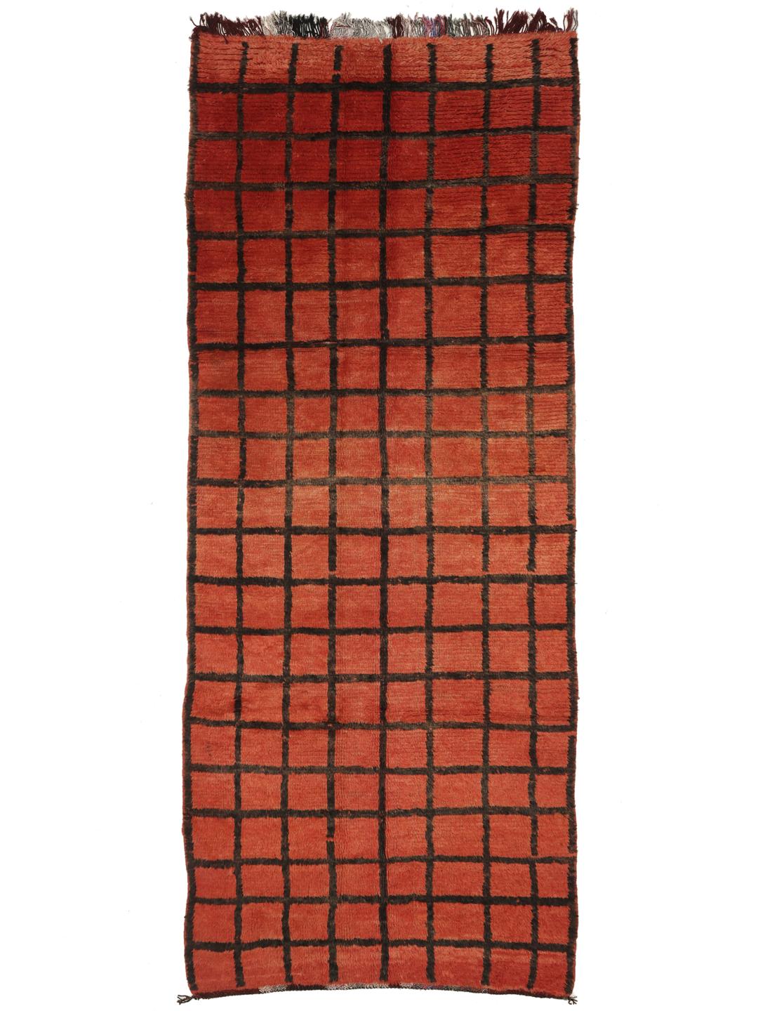 Vintage handgemaakt Marokkaans wollen loper-tapijt met een rood veld en een zwart ruitpatroon