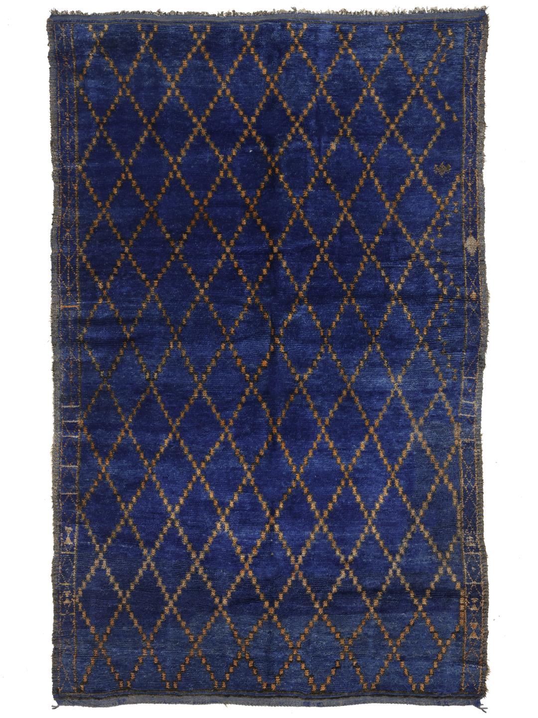 Een diepblauw vintage Marokkaans tapijt met een gouden ruitpatroon uit de Midden-Atlasregio