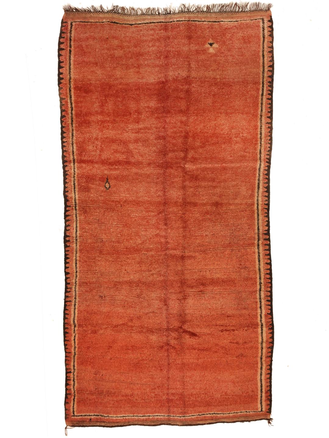Handgeknüpfter Vintage-Teppich aus Marokko mit warmem rotem Wollflor und minimalistischen Bordürendetails.