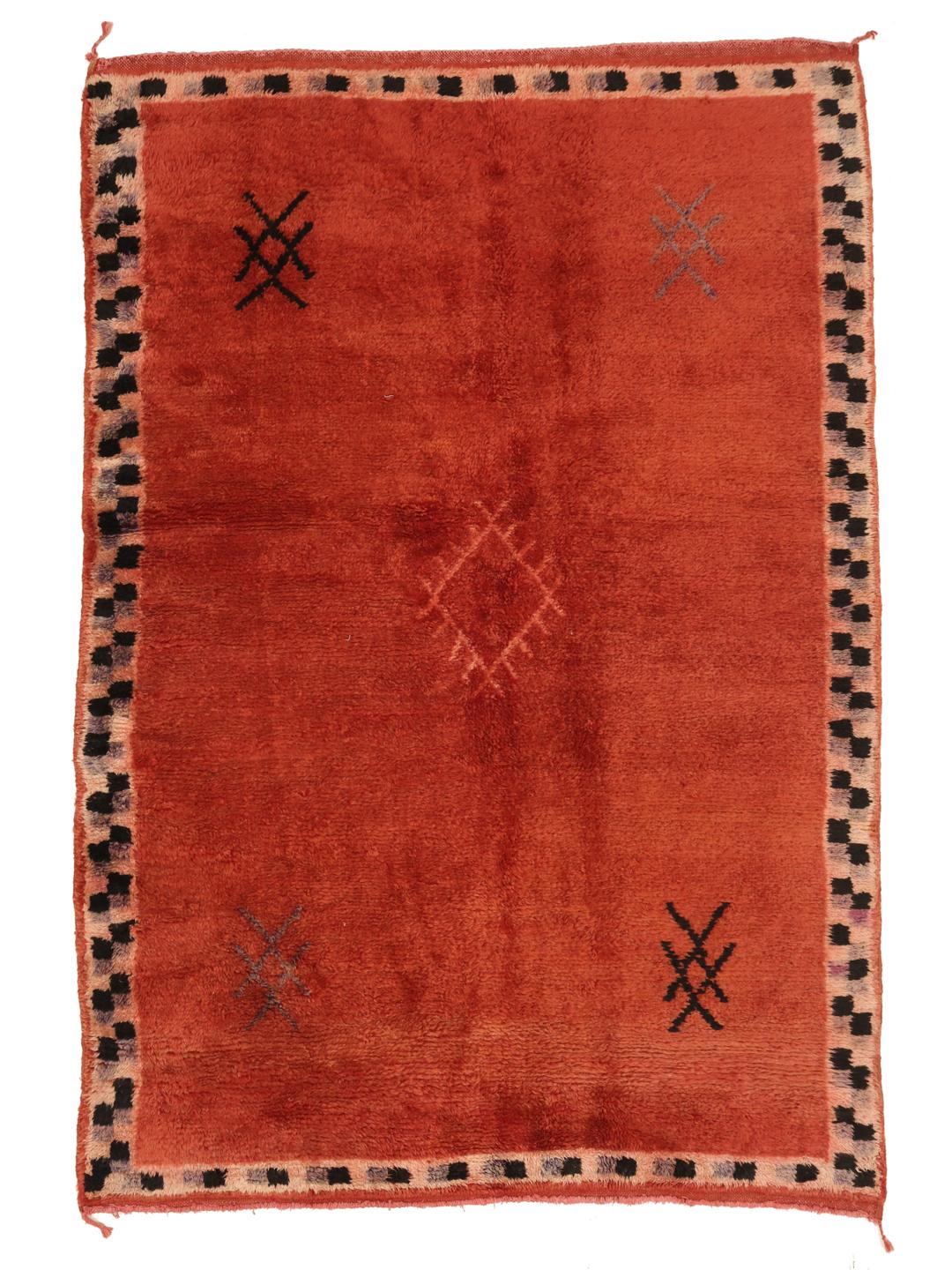 Vintage marokkansk tæppe med et rigt rødt felt og dekorative kanter