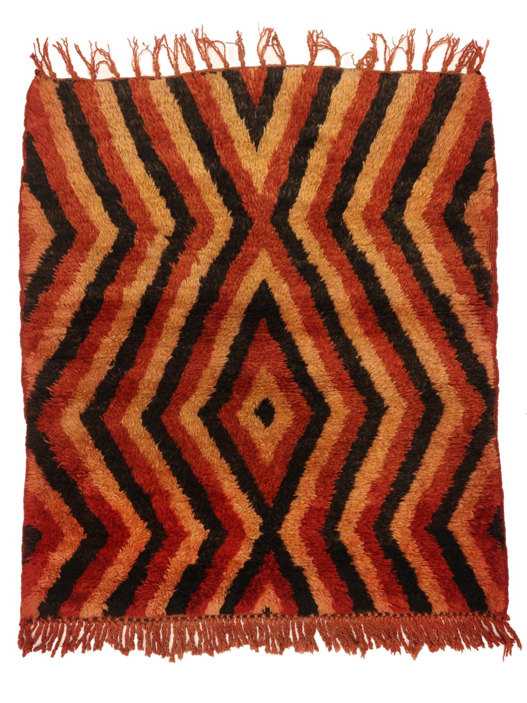 Vintage Berber Marokkaans tapijt uit Marokko met een levendig rood en zwart ruitpatroon.