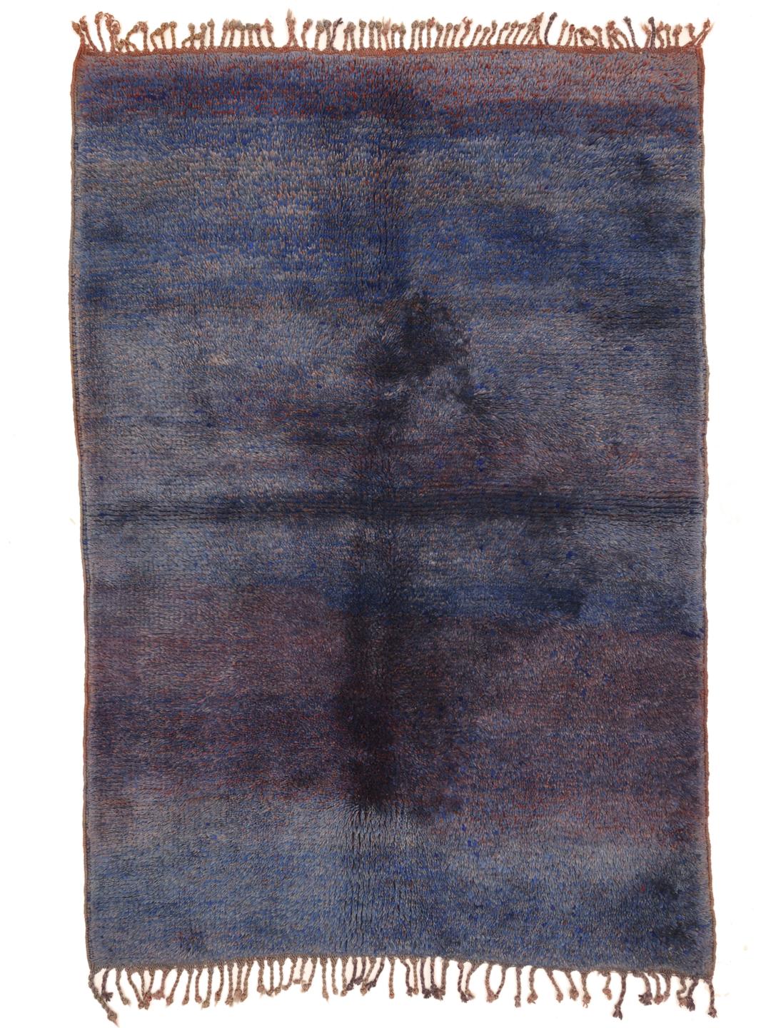 Handgefertigter marokkanischer Vintage-Teppich mit tiefblauem Wollflor und organischem Design
