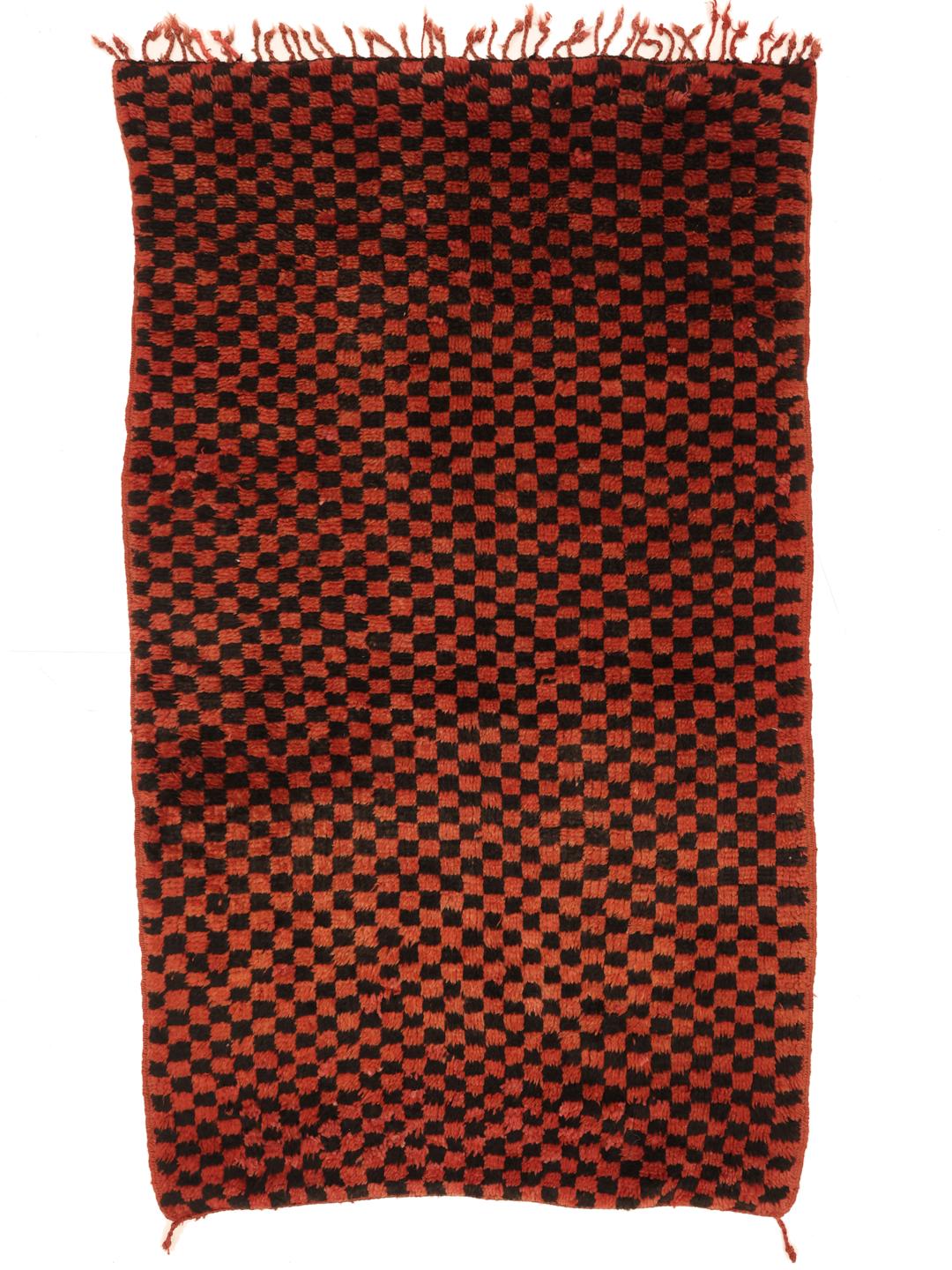 Vintage Berber tapijt uit Marokko met een rood en zwart ruitpatroon