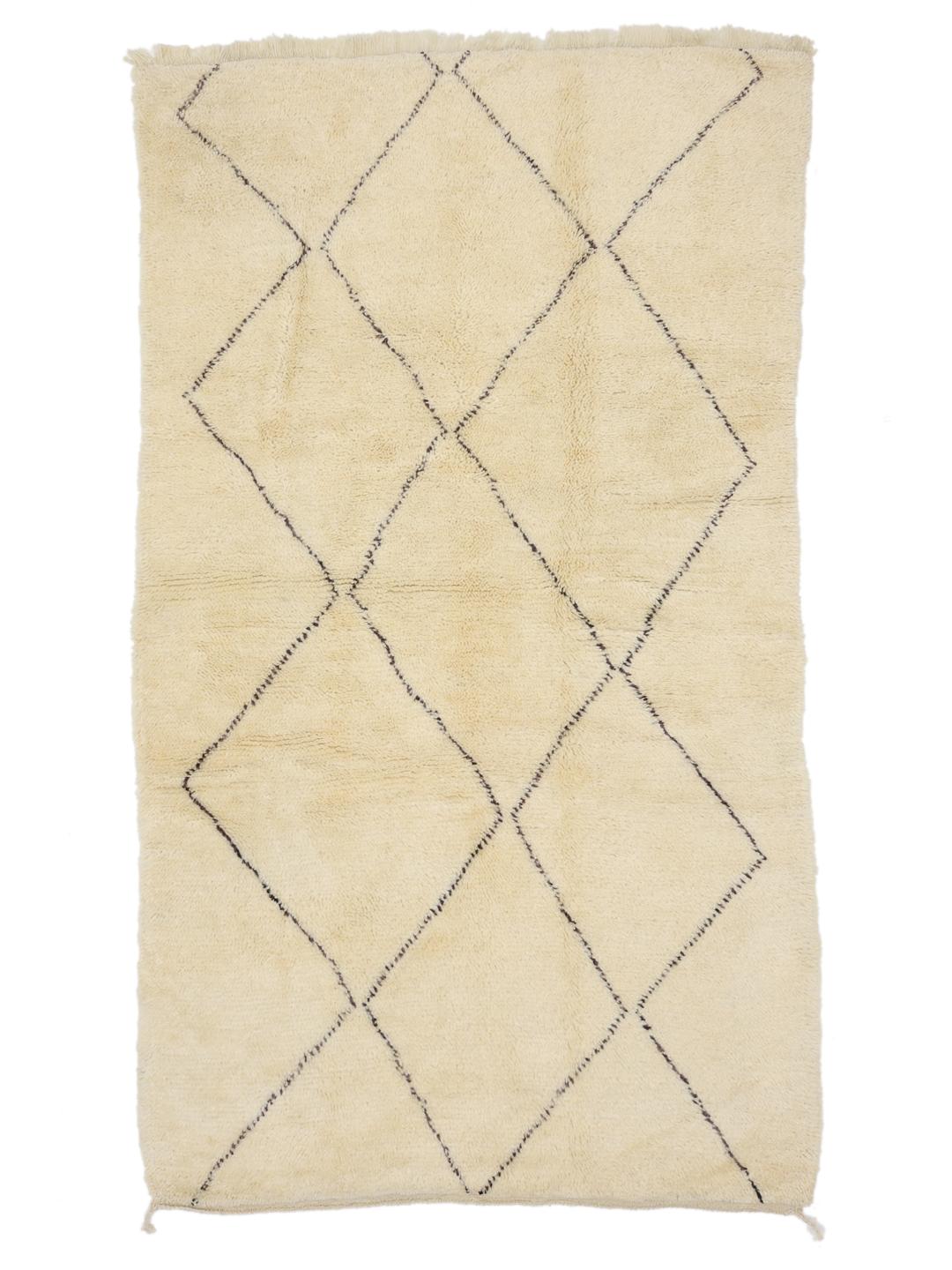 Handgeknoopt beige Beni Ourain-tapijt uit Marokko met een donker ruitpatroon