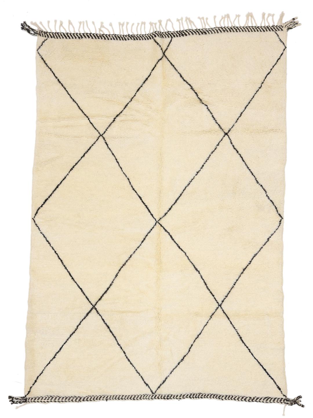 Et rektangulært håndlavet marokkansk berbertæppe med en beige baggrund og et sort diamantmønster.