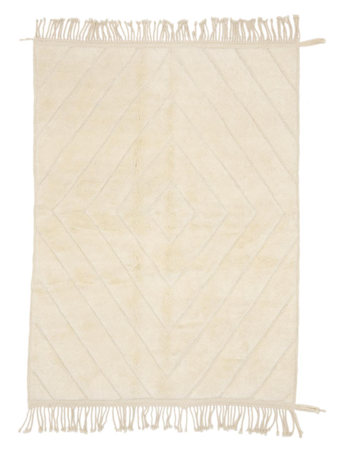 Et håndknyttet marokkansk berbertæppe med et minimalistisk diamantmønster i beige.
