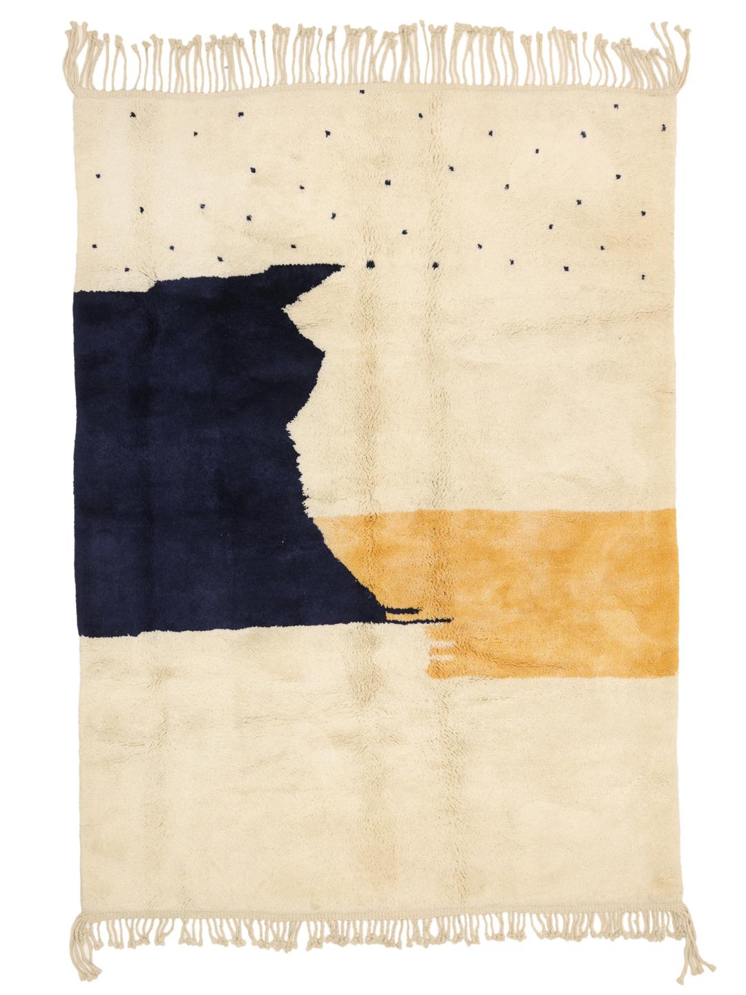 Handgeknoopt Marokkaans Berber tapijt met abstracte blauwe en gele motieven op een beige achtergrond.