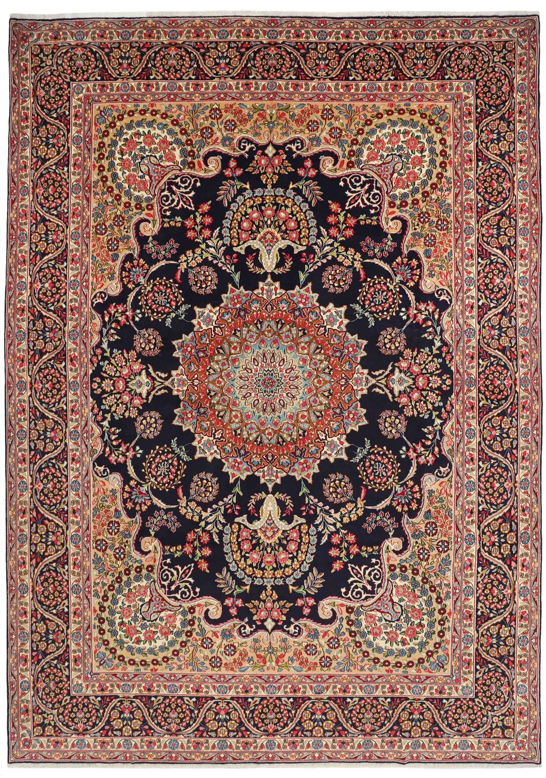 Een groot, handgeknoopt Kerman-tapijt uit het Midden-Oosten met een donkerblauw veld en een veelkleurig bloemenmedaillon.