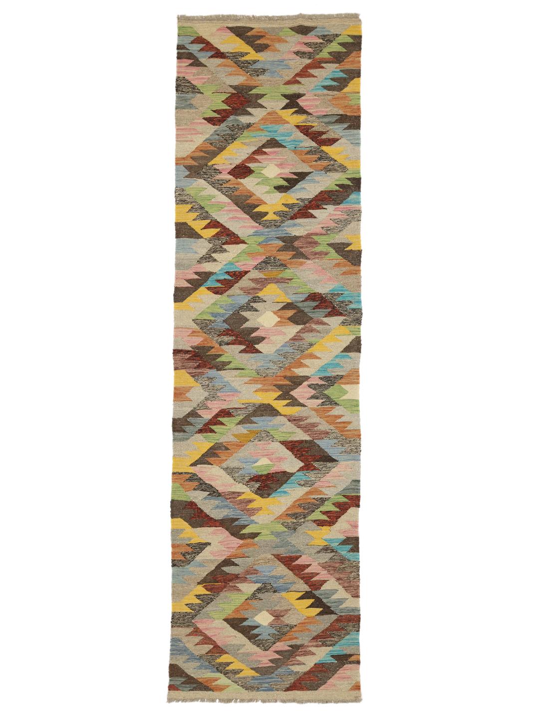 Een meerkleurige, handgeweven wollen loper uit Afghanistan met geometrische patronen.